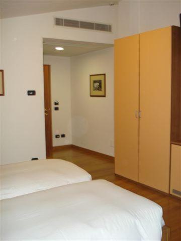 Double or Twin Room with Lake View - Photo 1