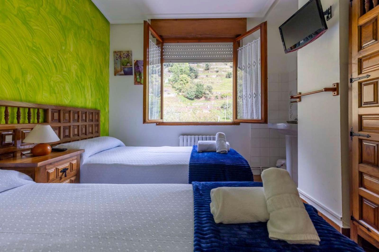 Double Room with Shared Bathroom photo 2