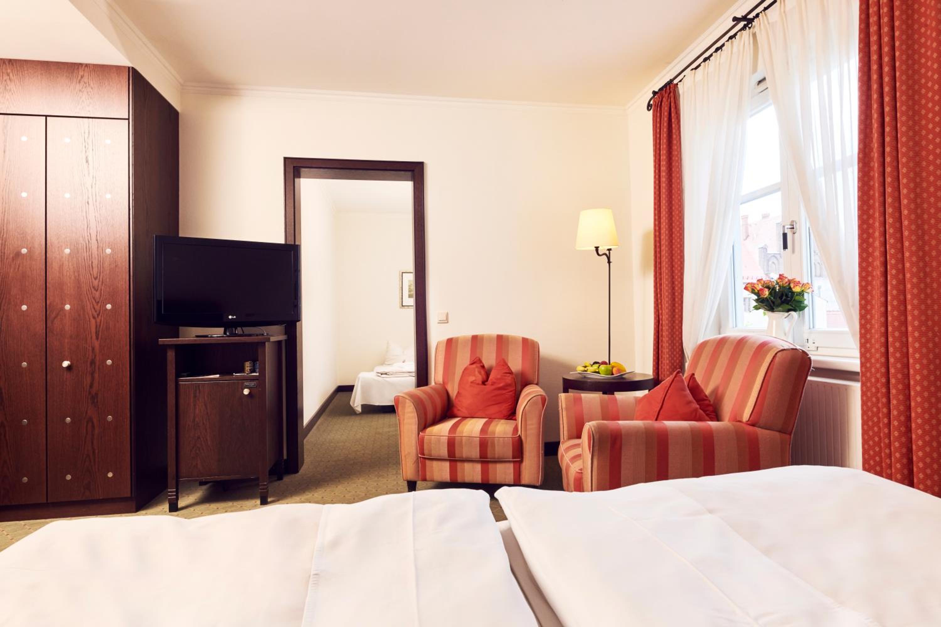 Executive Double Room with Sofa Bed and Balcony - Photo 3