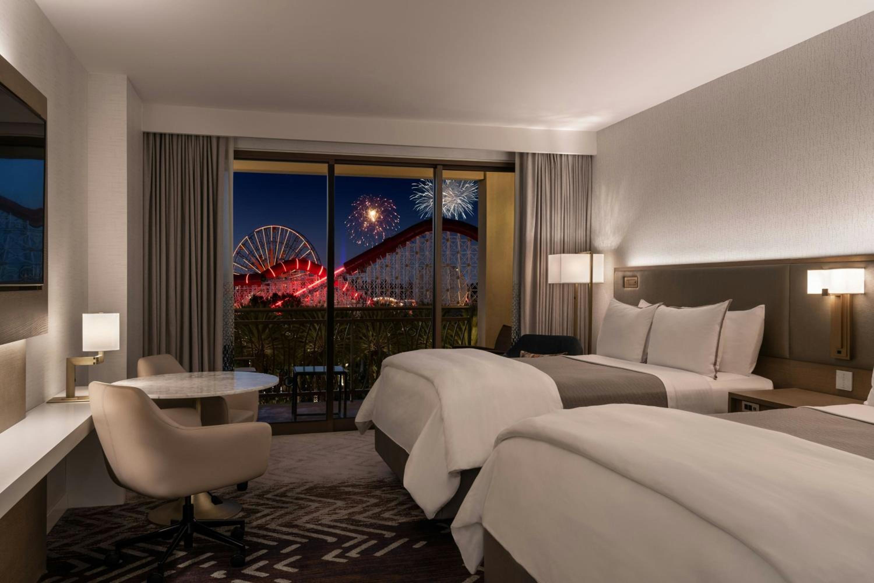 Theme Park View, Guest room, 2 Queen, Balcony - Photo 3
