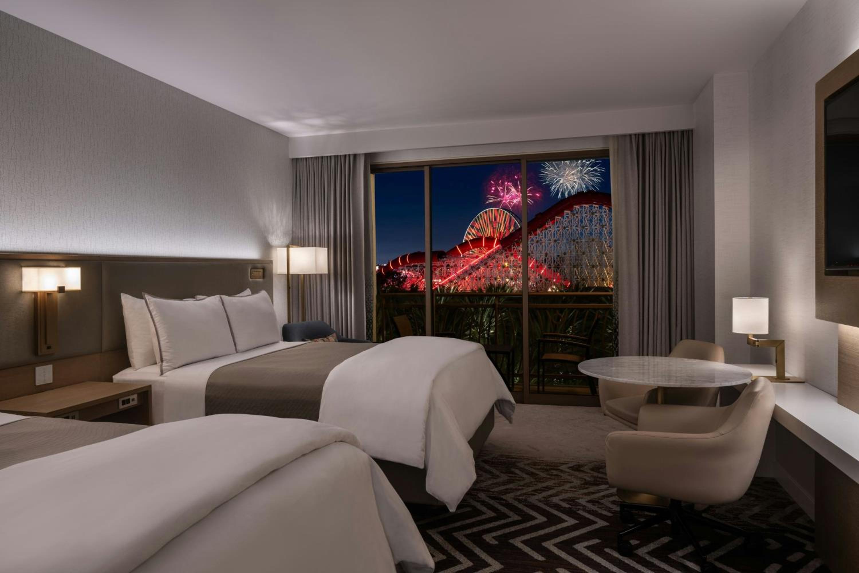 Theme Park View, Guest room, 2 Queen, Balcony - Photo 2