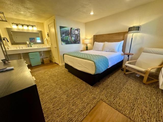 Queen Room - Non-Smoking photo 3