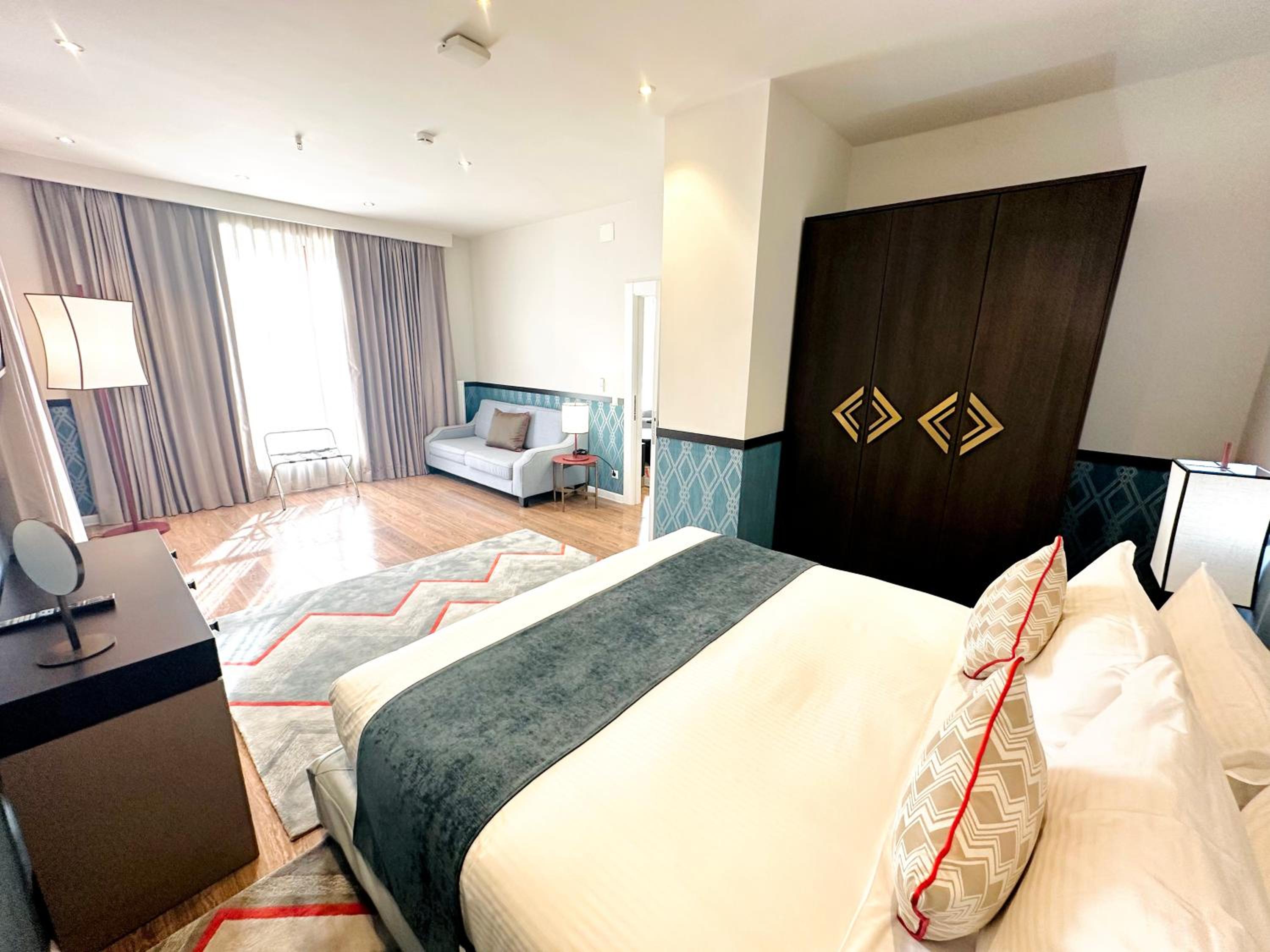One Bedroom Penthouse - Photo 4