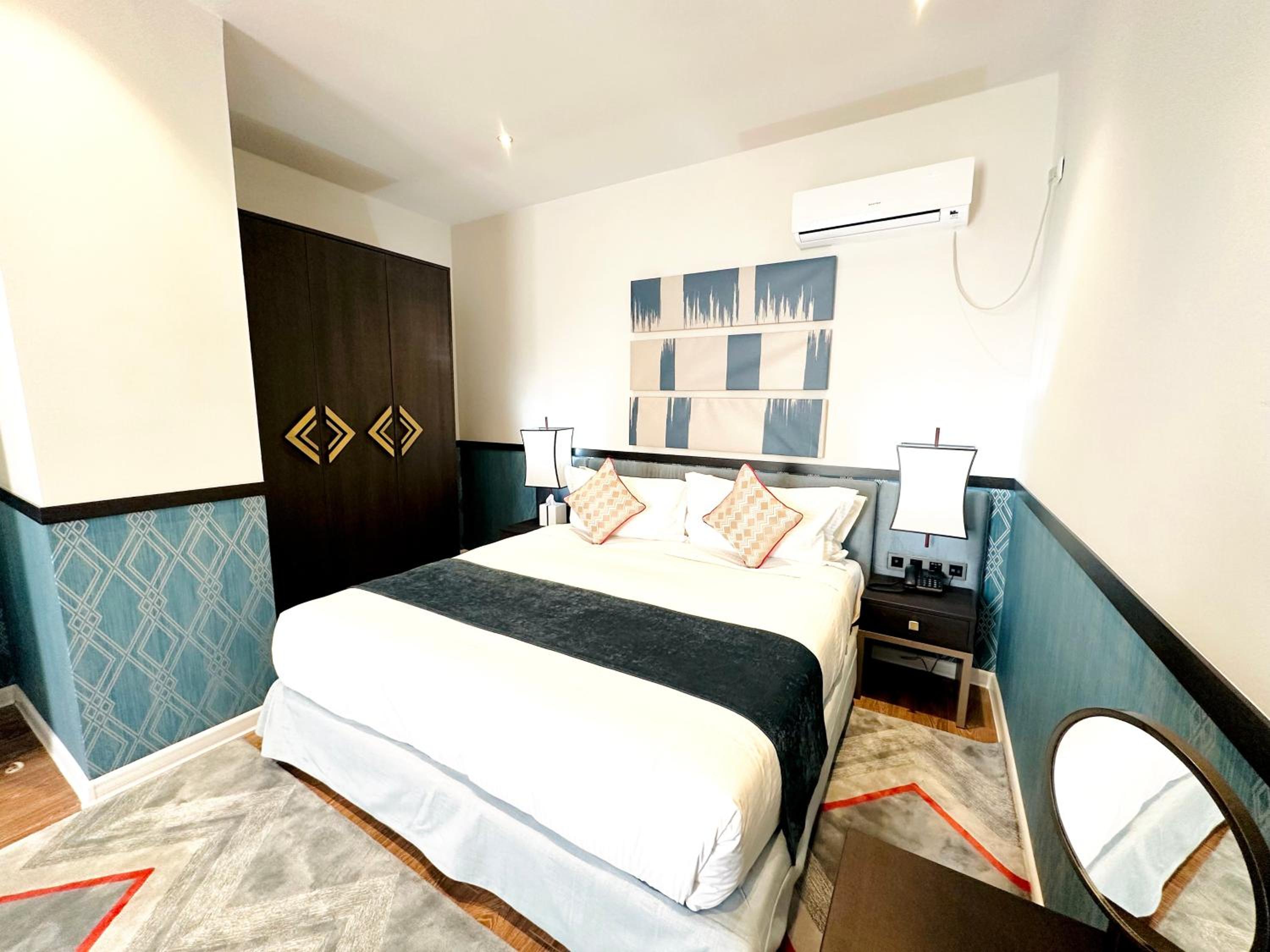 One Bedroom Penthouse - Photo 5