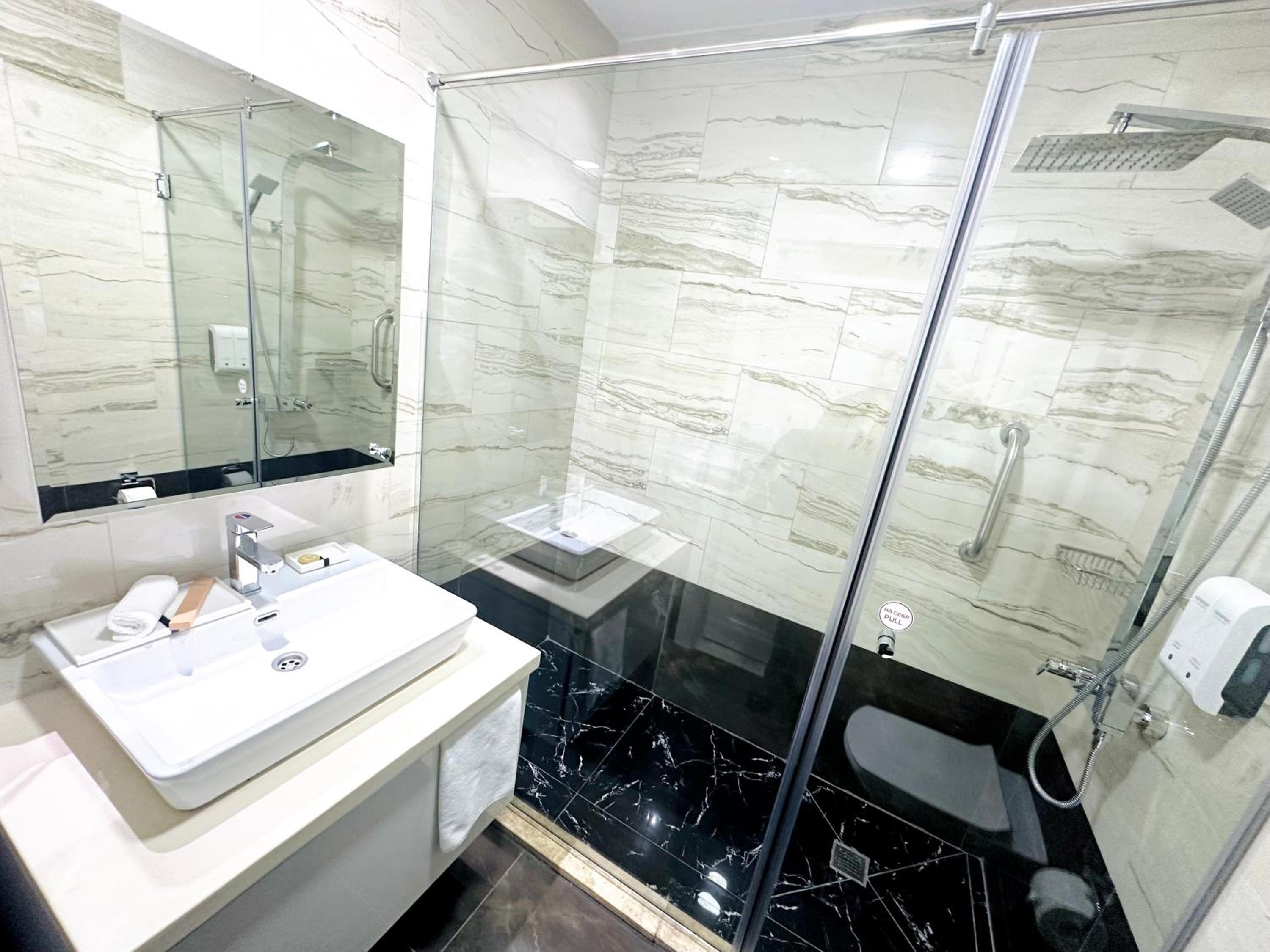 Two Bedroom Penthouse - Photo 4