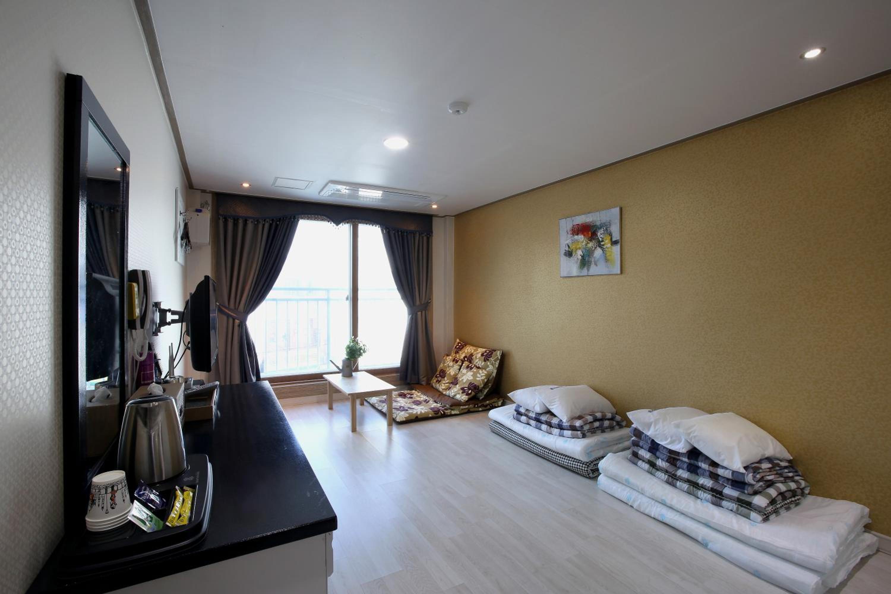Korean-Style Standard Family Room photo 1