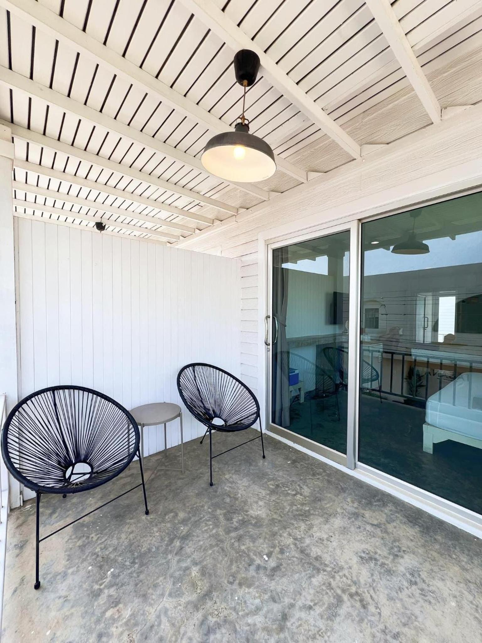 King Room with Balcony - Photo 3