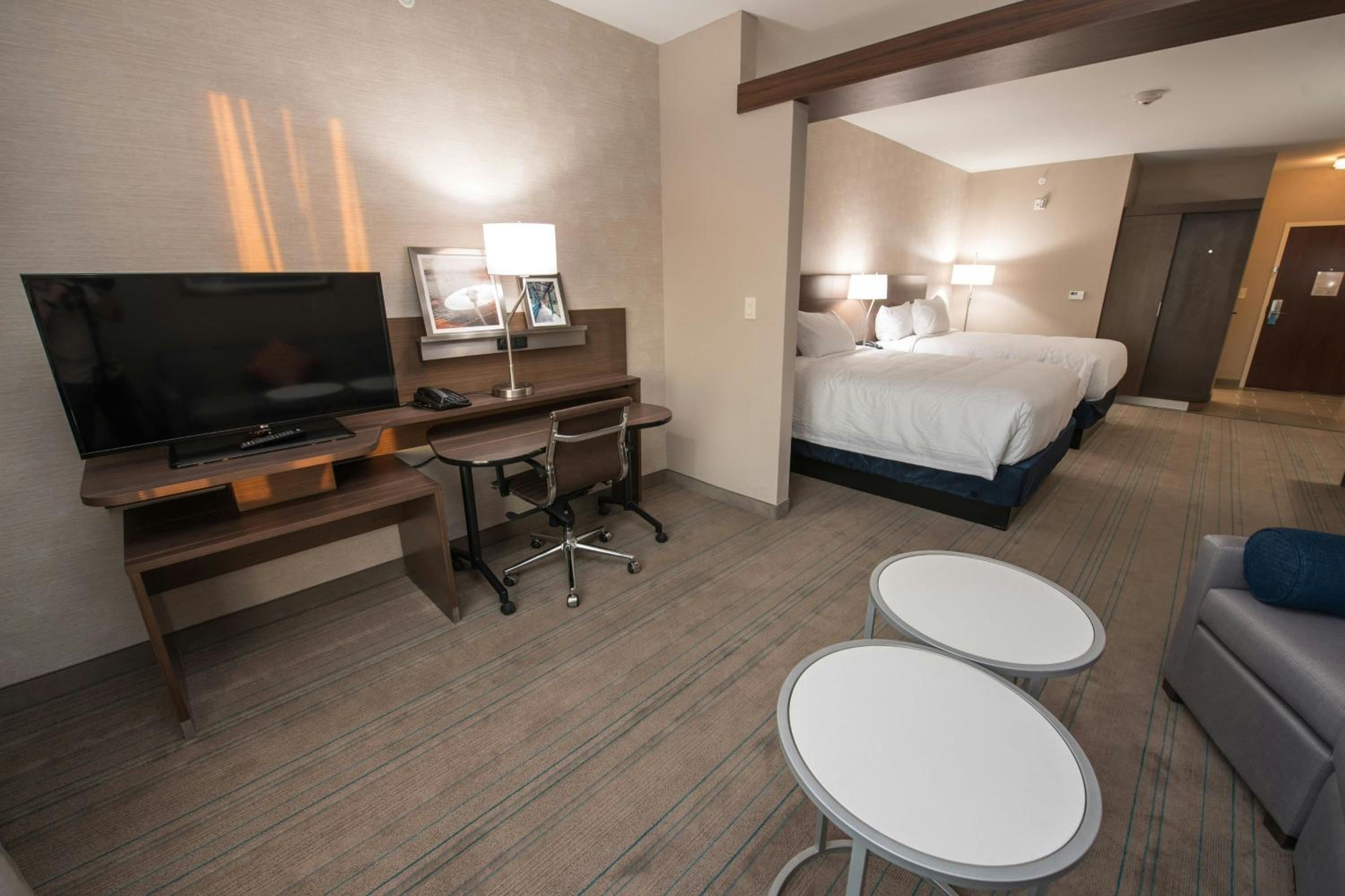 Queen Suite with Sofa Bed and Adapted Tub - Mobility Accessible photo 1