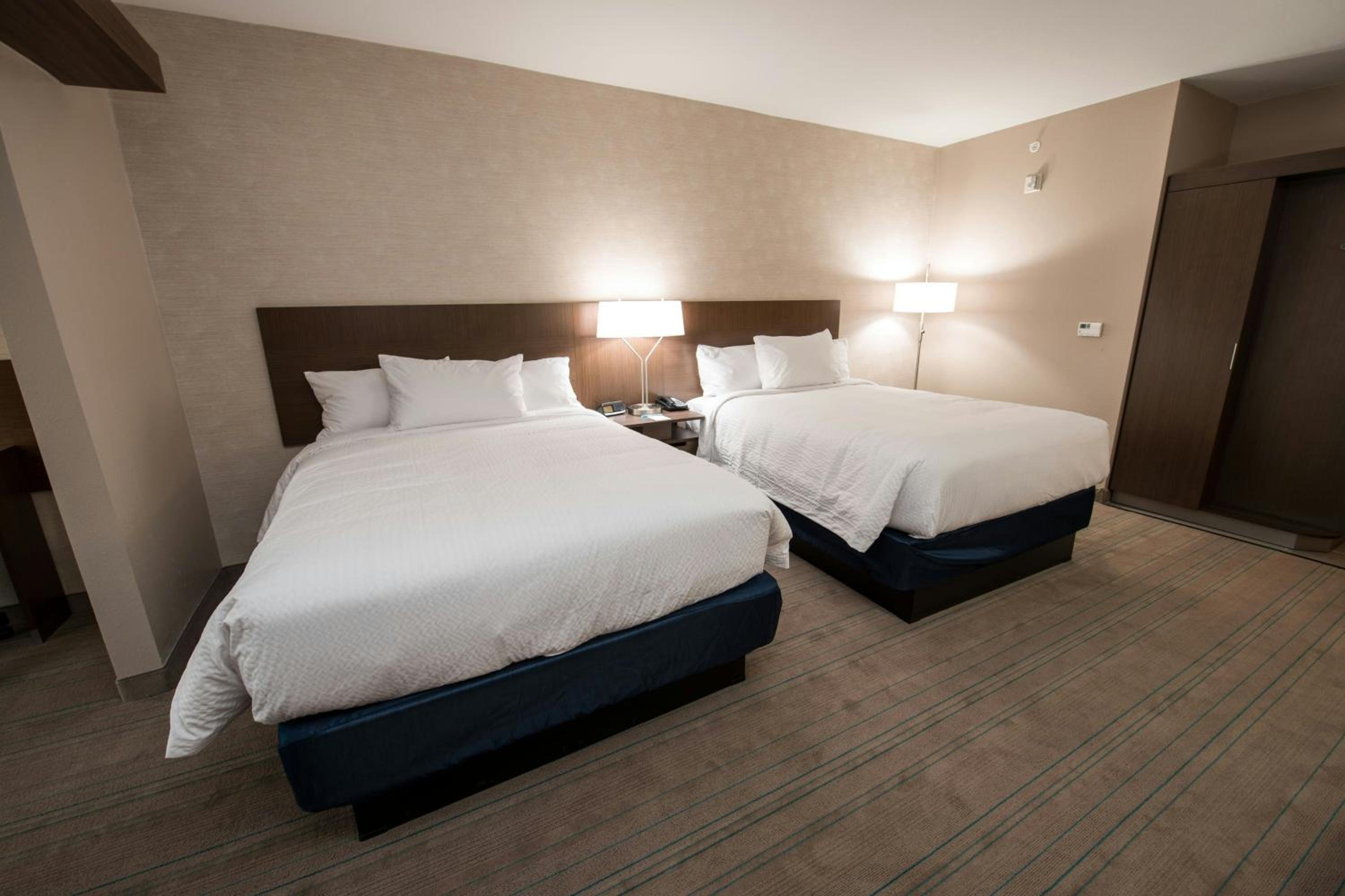 Queen Suite with Sofa Bed and Adapted Tub - Mobility Accessible photo 3
