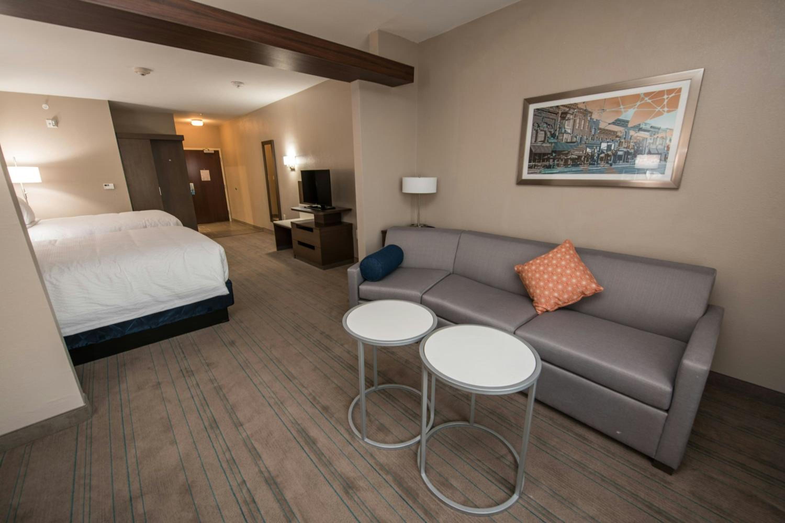 Queen Suite with Sofa Bed and Adapted Tub - Mobility Accessible photo 2