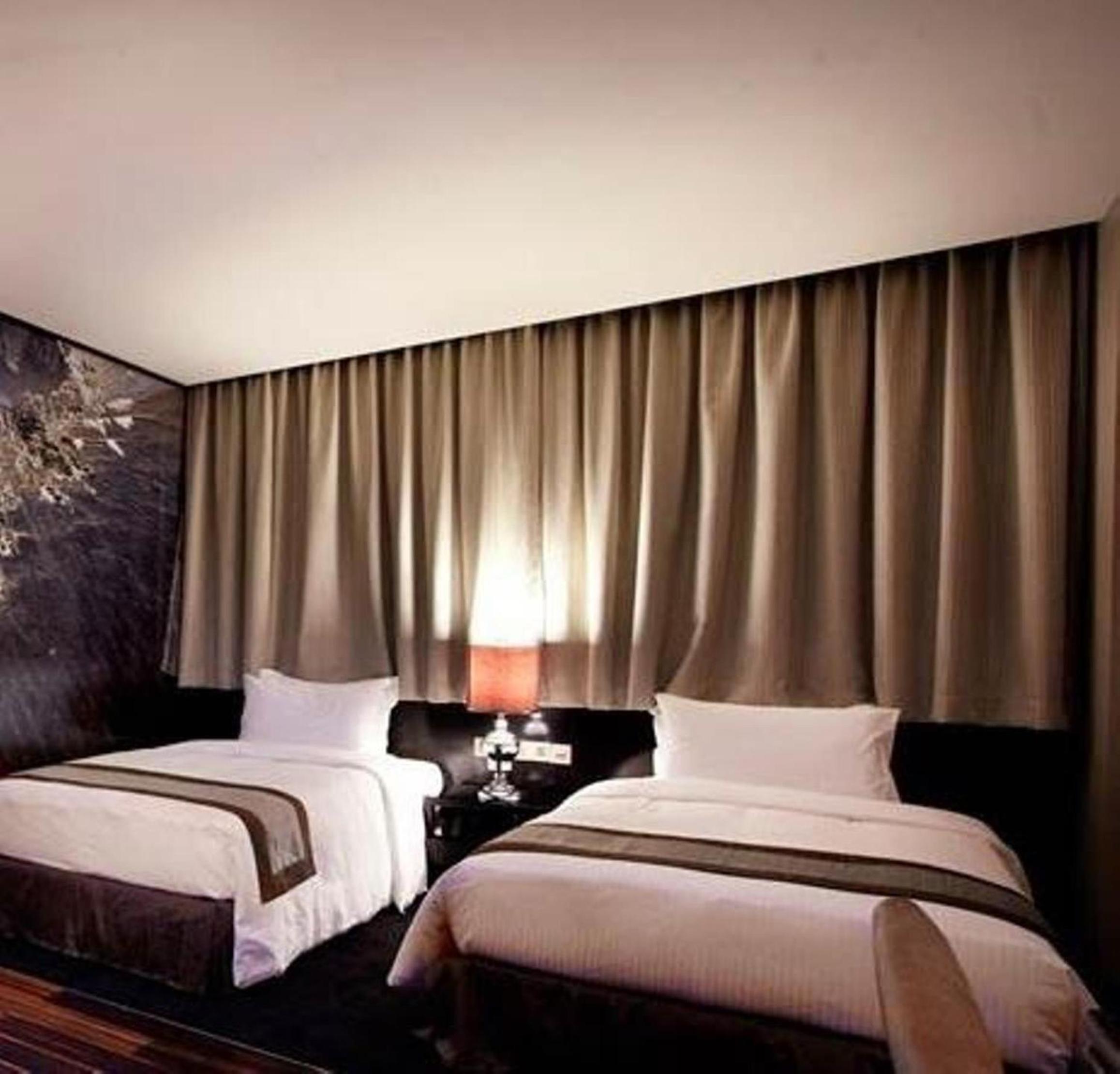 Deluxe Twin Room with Sea View - Photo 3