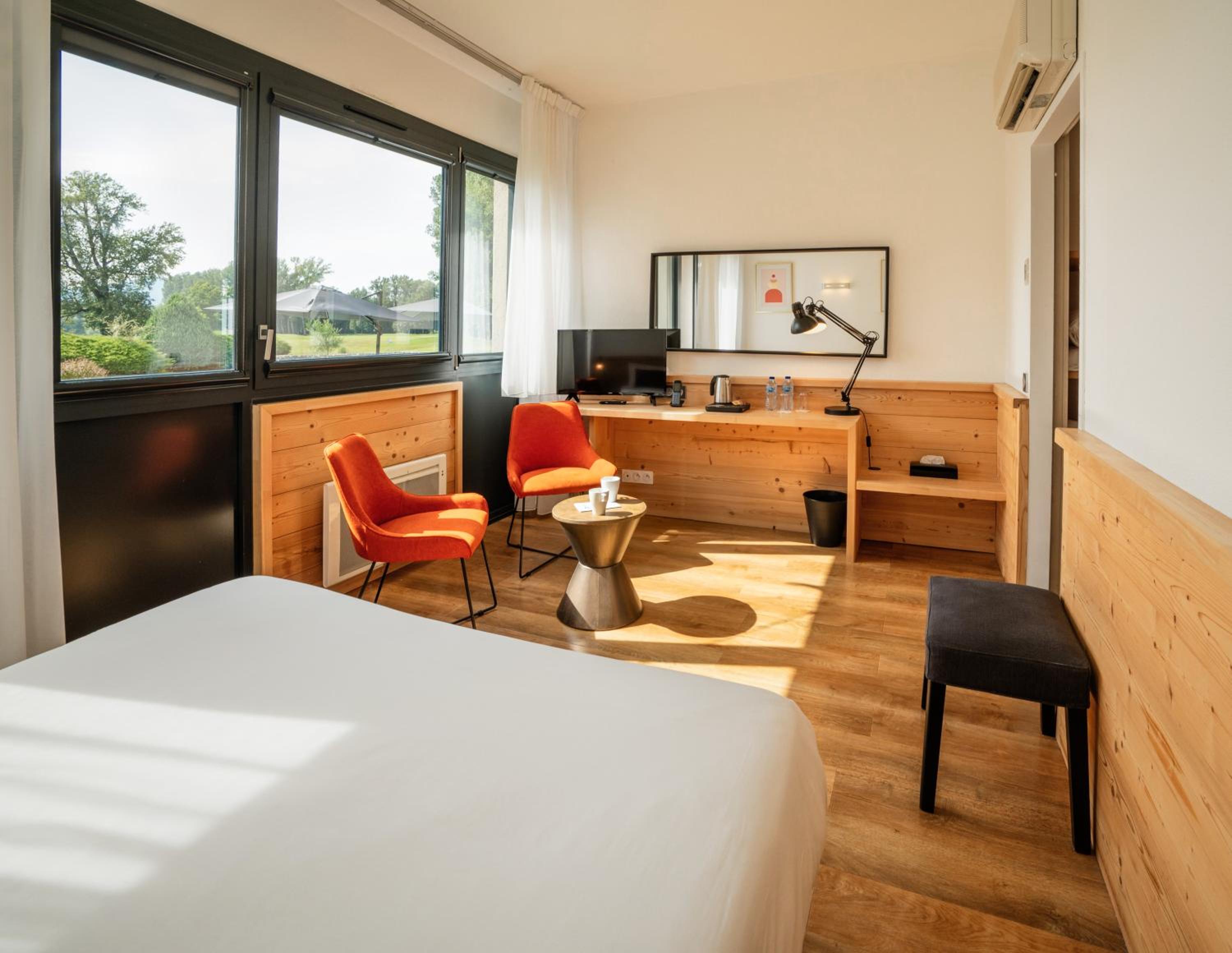 Queen Room with Garden View - Photo 2