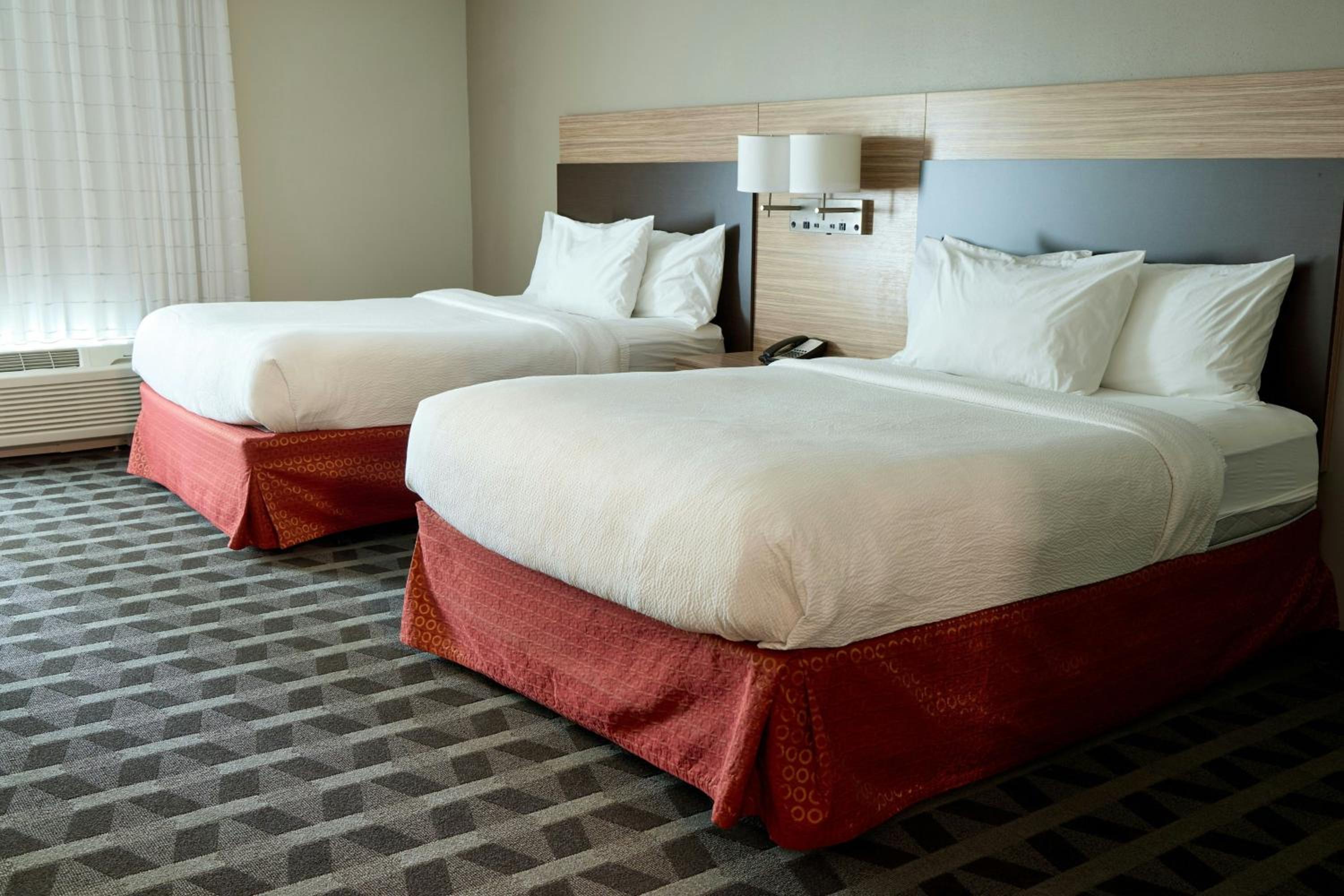 Studio with Two Queen Beds and Roll-In Shower - Mobility Accessible