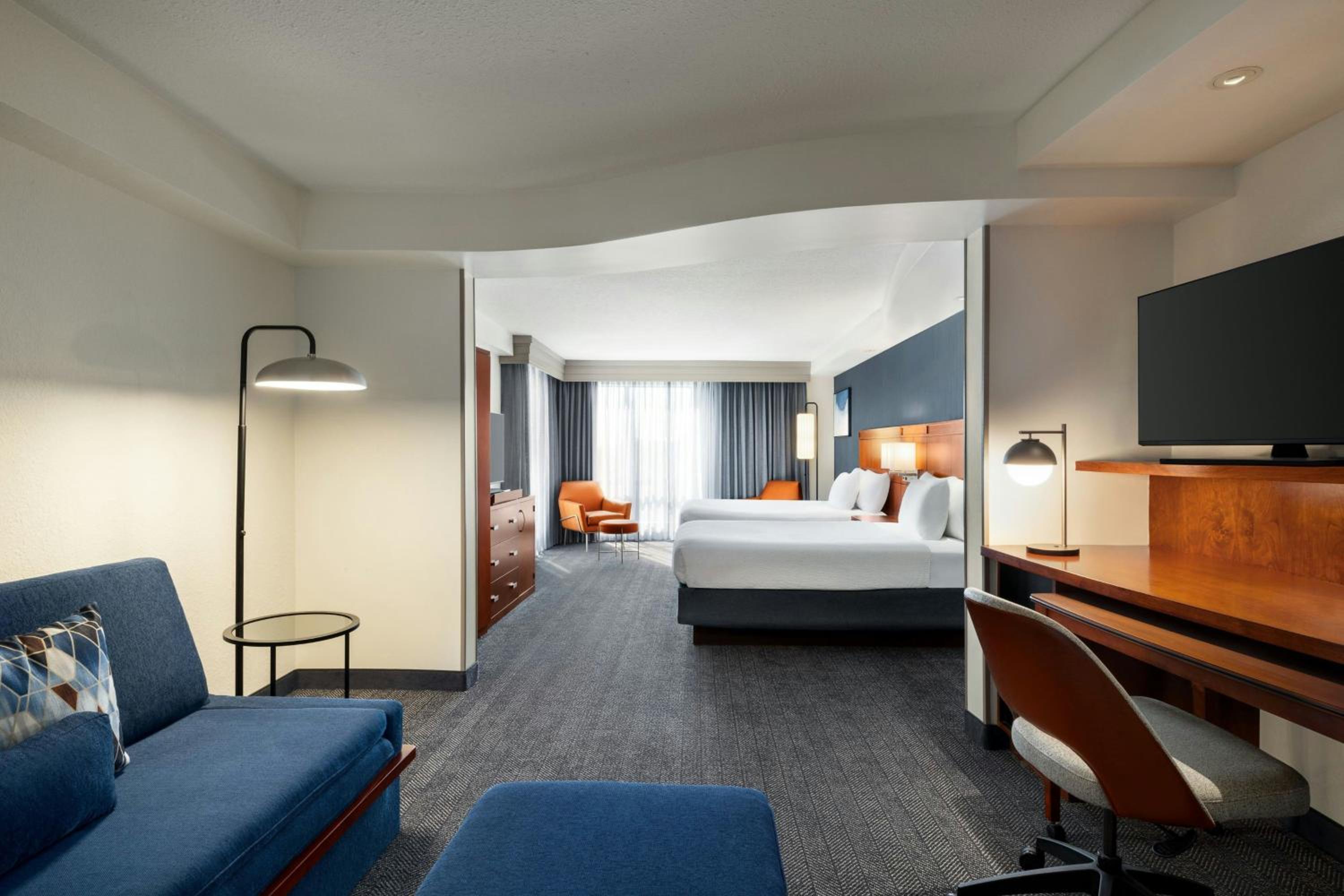 Queen Suite with Two Queen Beds and Sofa Bed - Photo 4