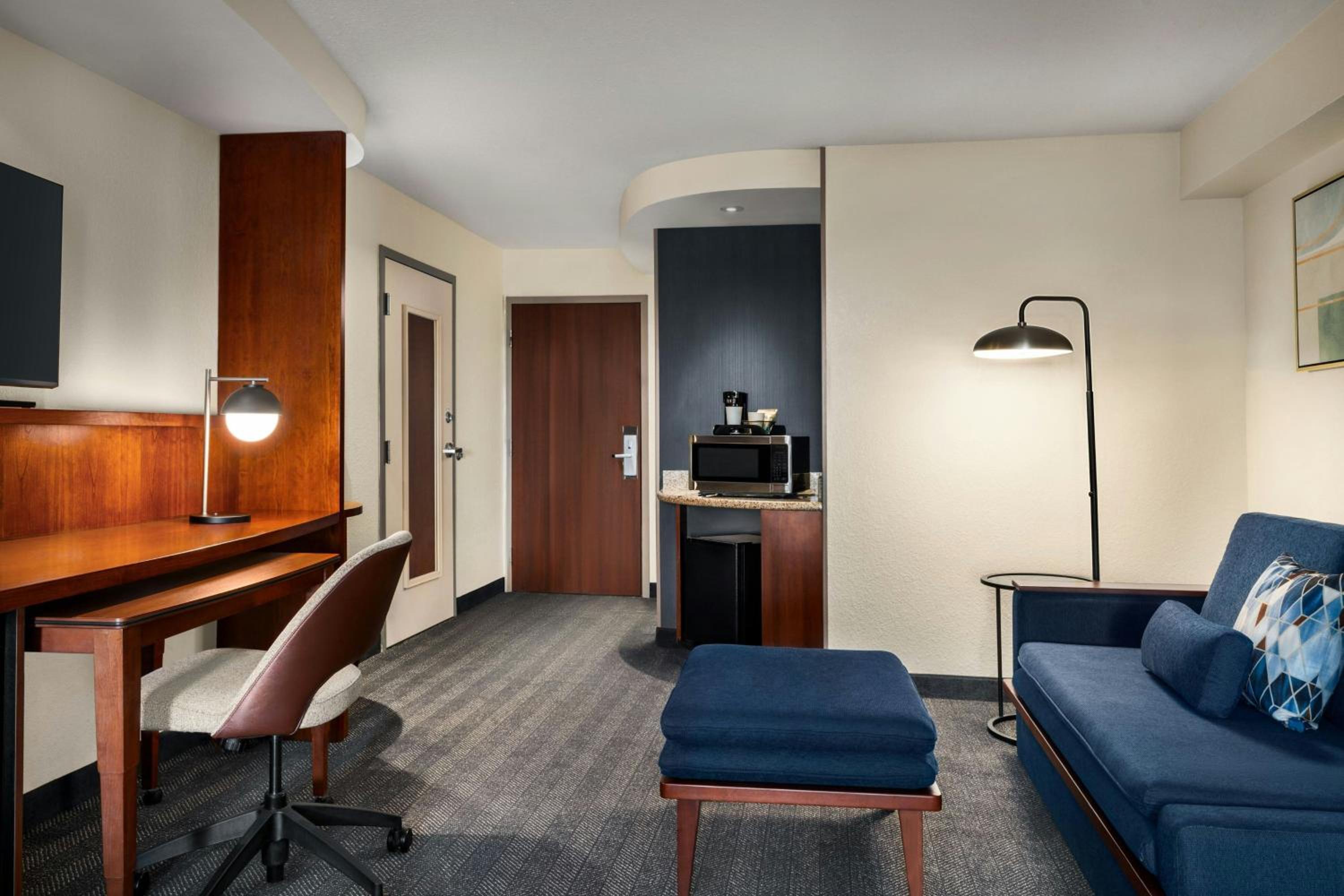 Queen Suite with Two Queen Beds and Sofa Bed - Photo 3
