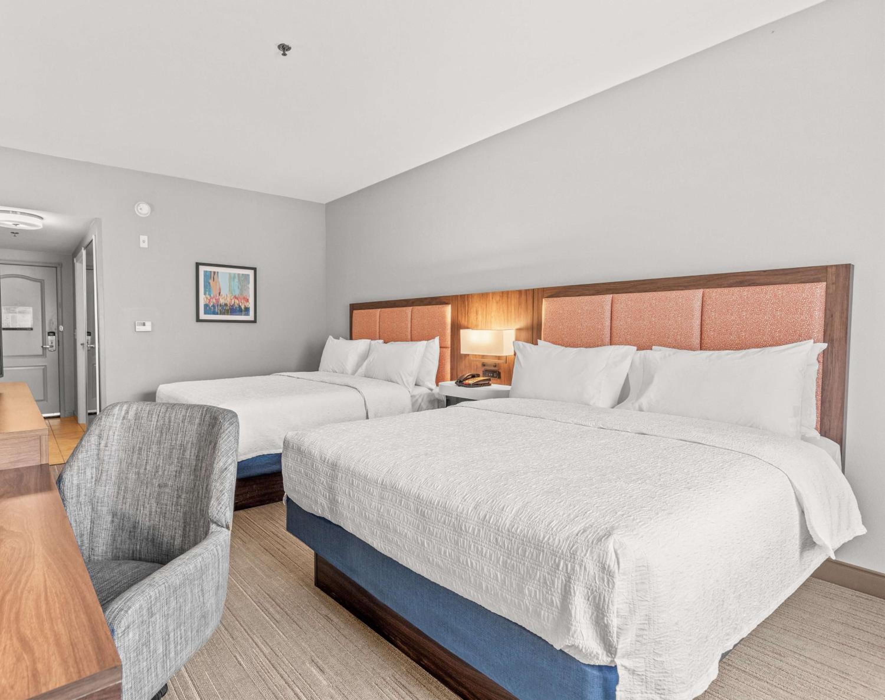Queen Room with Two Queen Beds - Photo 5