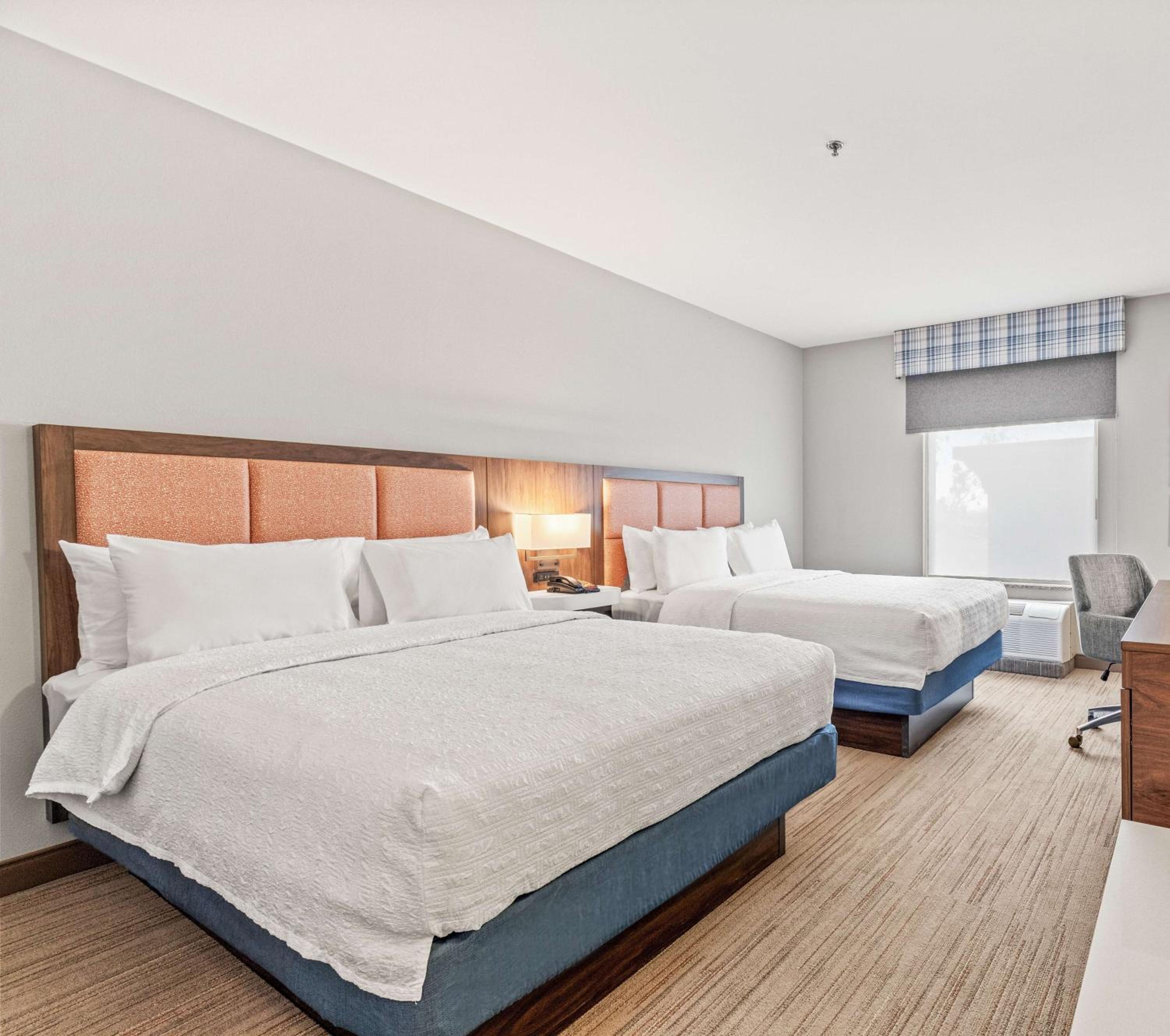 Queen Room with Two Queen Beds - Photo 2