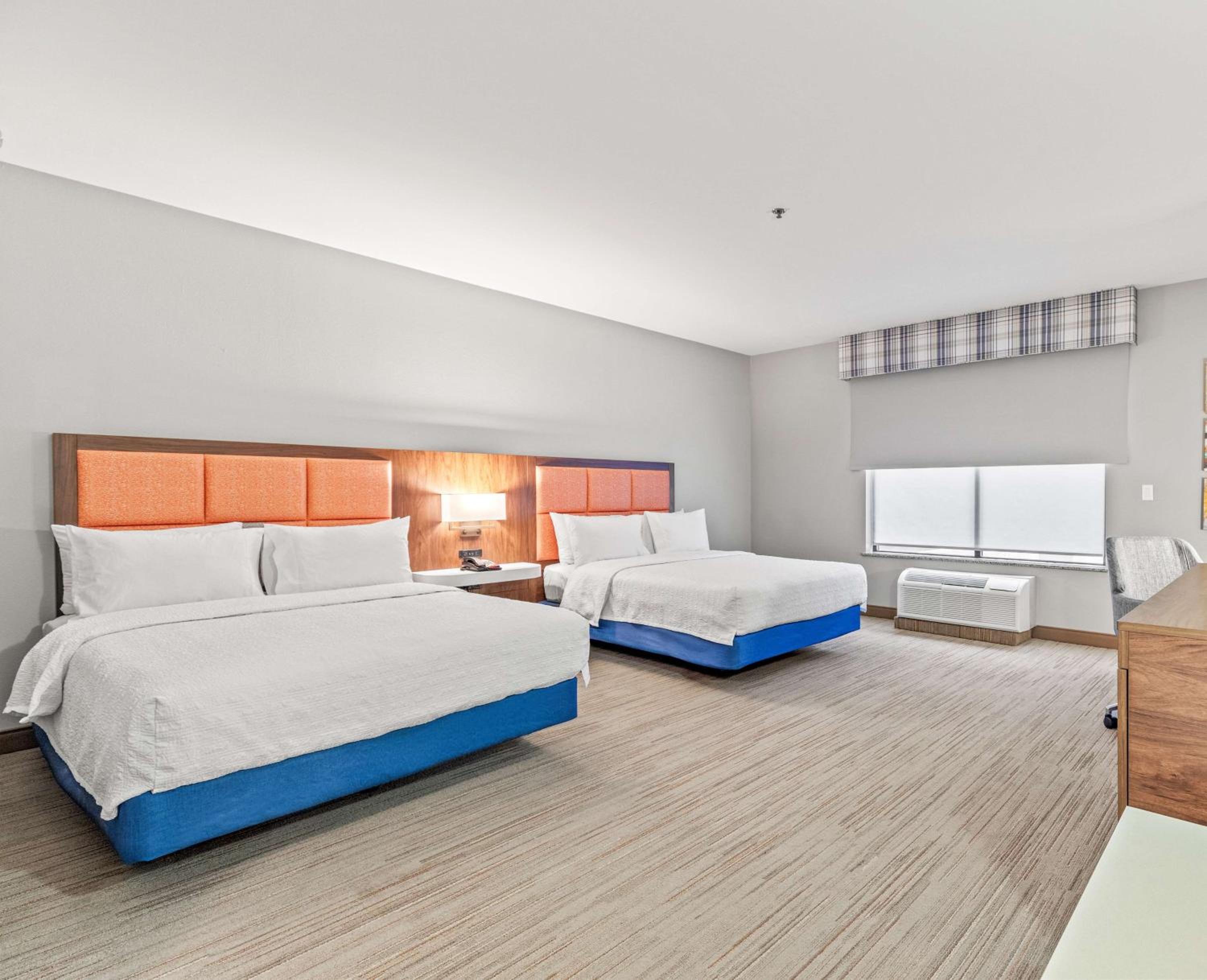 Queen Room with Two Queen Beds - Photo 4