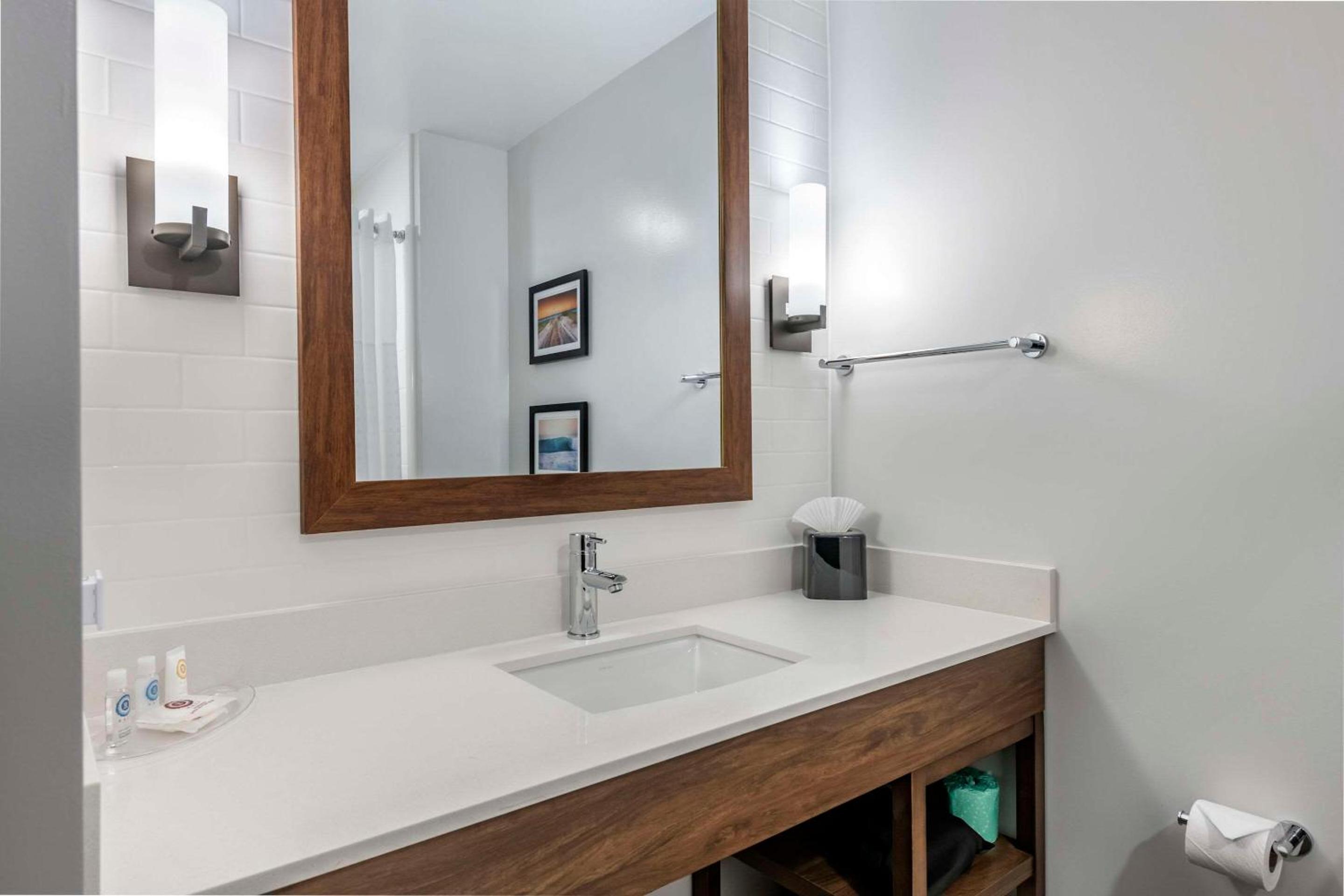 King Suite - Non-Smoking - Photo 1