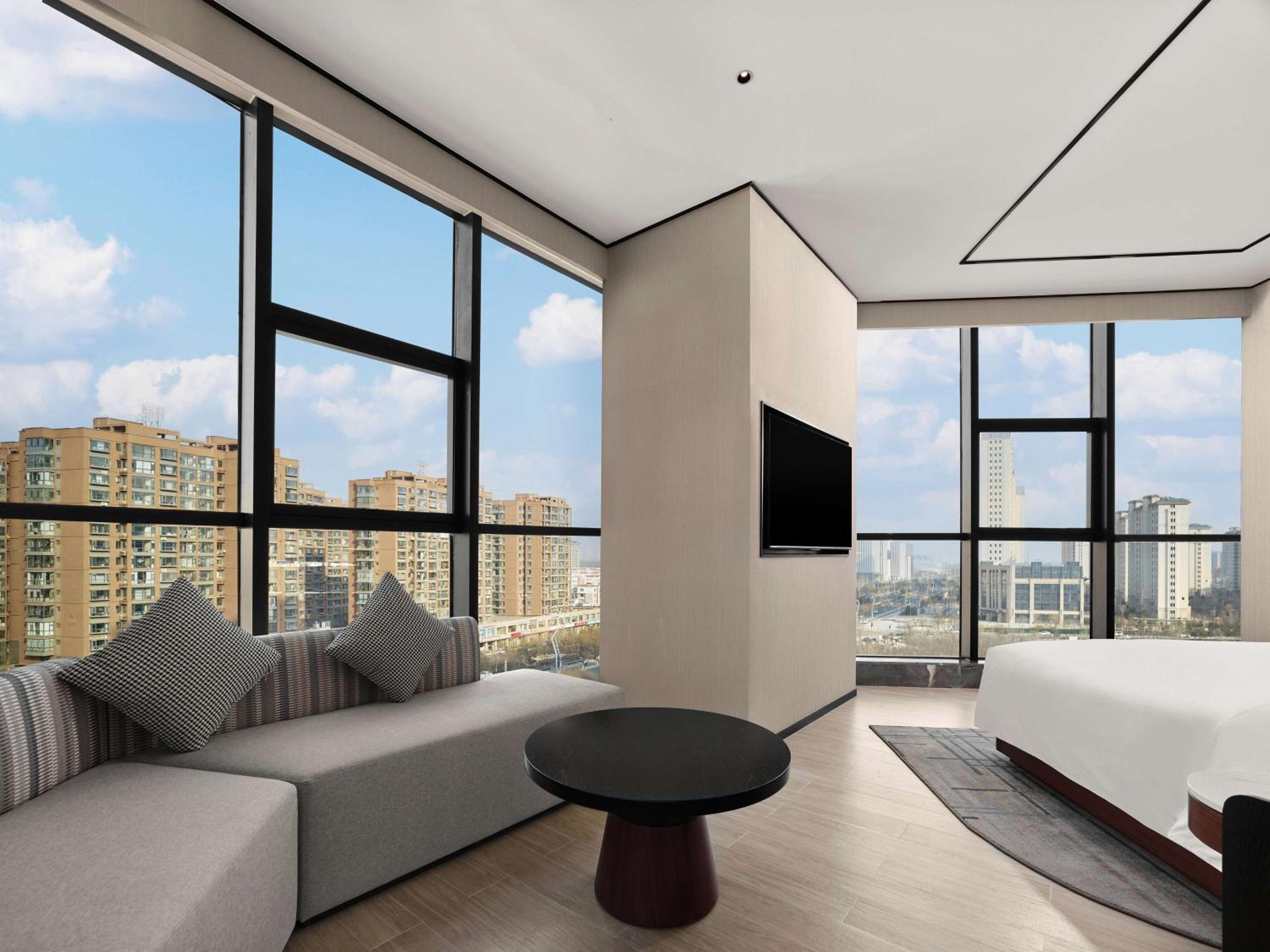 Deluxe King Suite photo 3