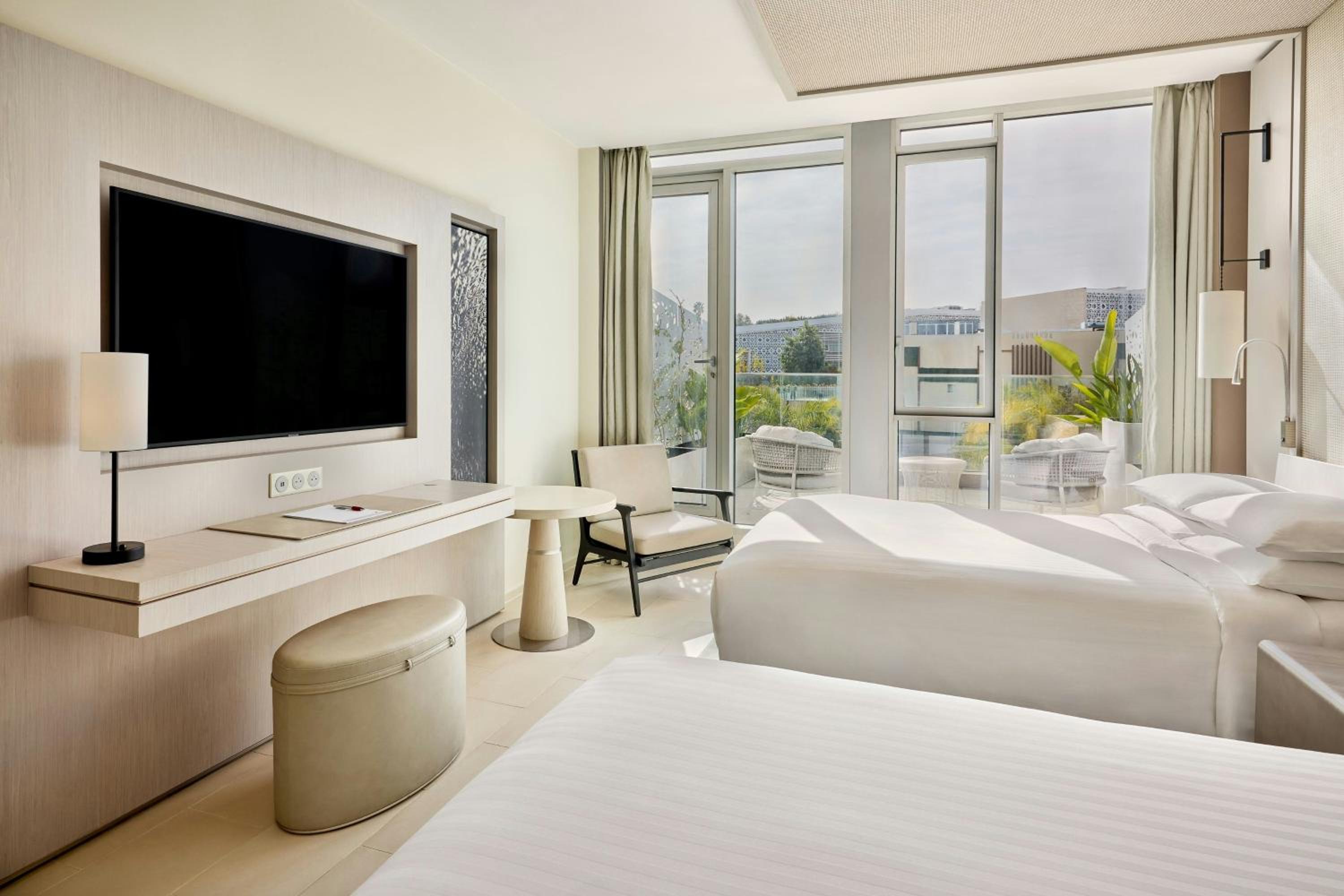 Executive Twin Room with Club Lounge Access - Photo 3