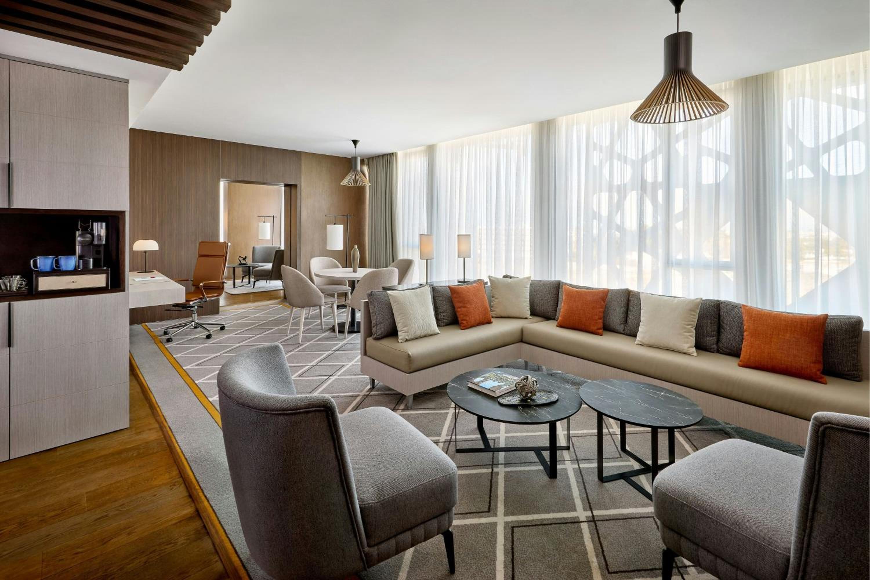 Diplomatic King Suite - Club Lounge Access - Photo 3