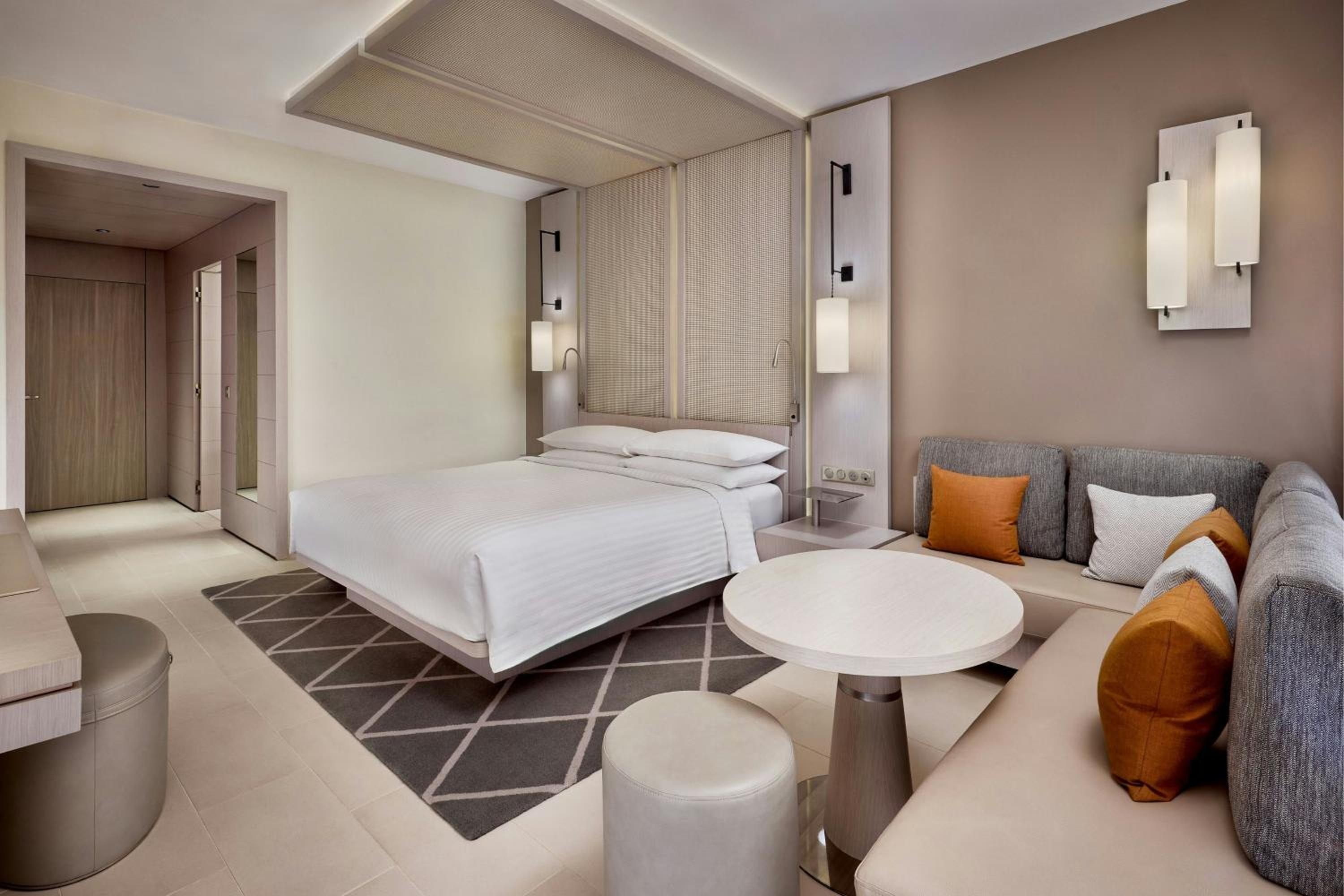 Executive King Room with Club Lounge Access - Photo 2