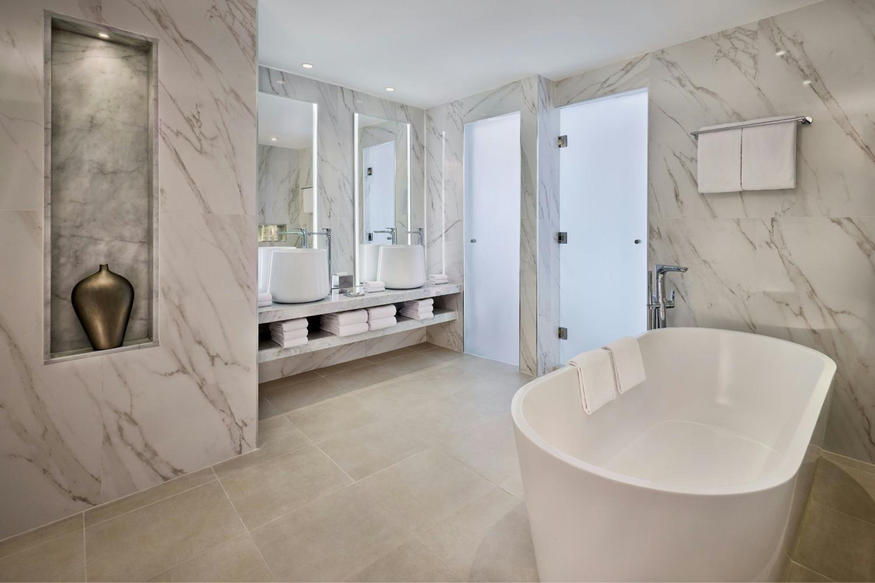 Diplomatic King Suite - Club Lounge Access - Photo 4