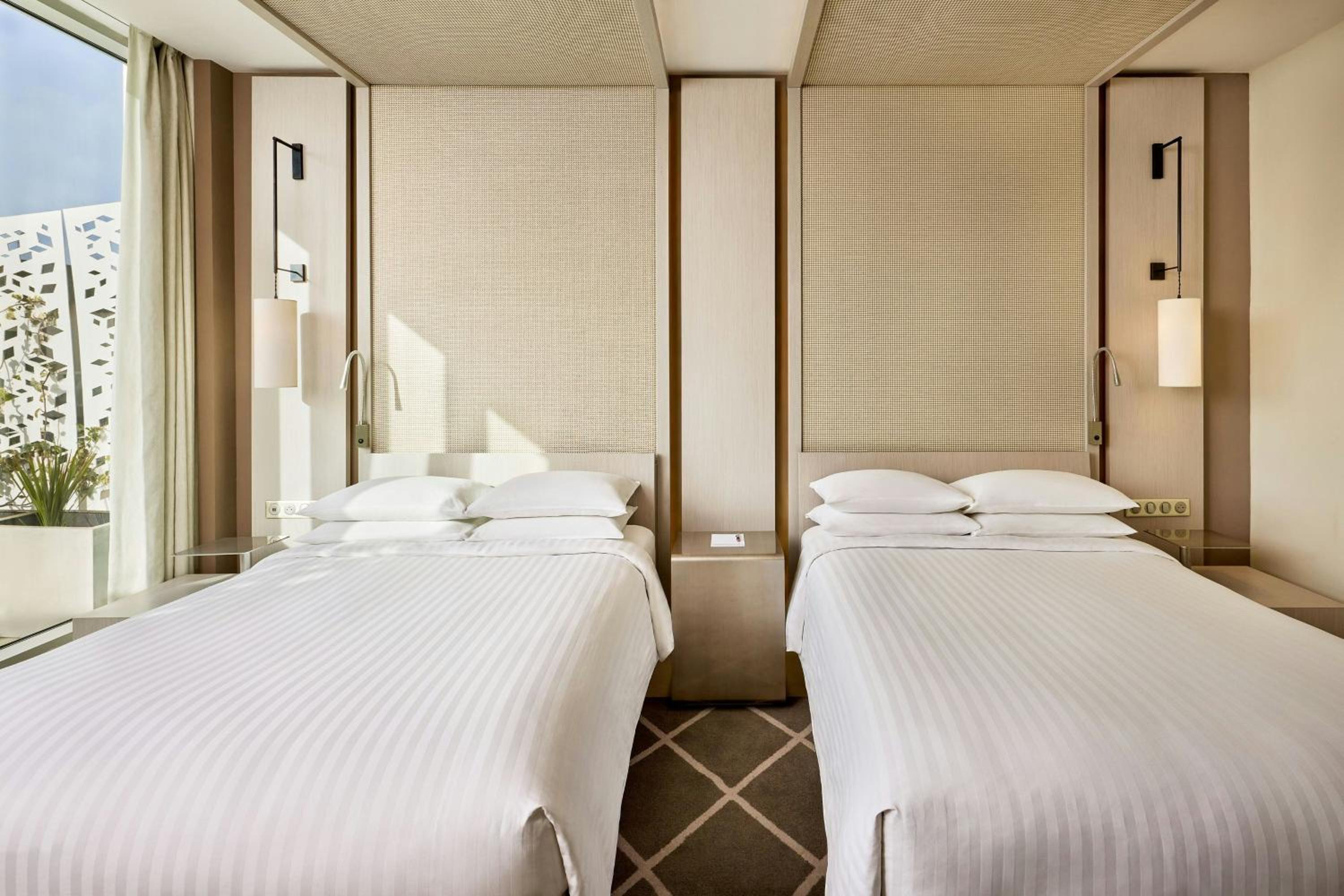 Executive Twin Room with Club Lounge Access - Photo 4