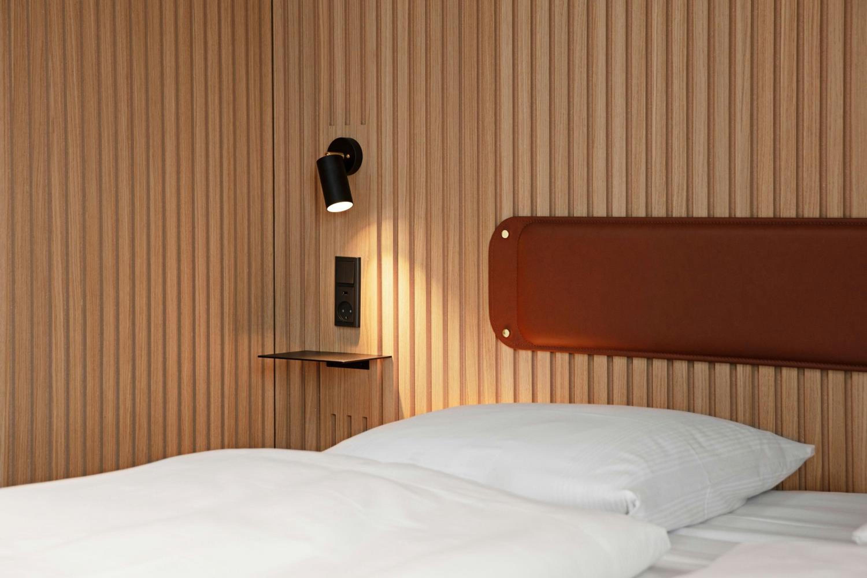 Standard Twin Room thumbnail 5