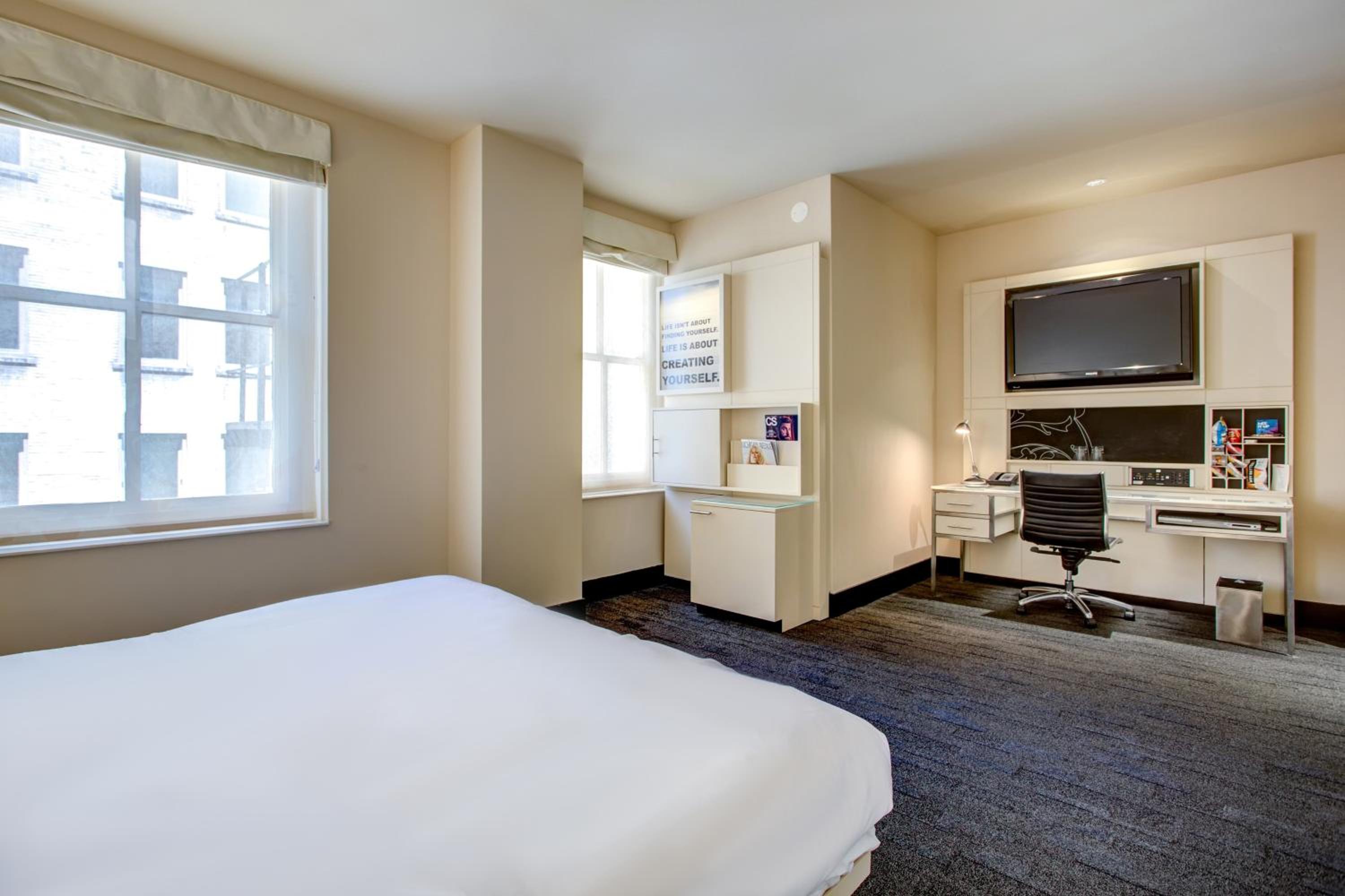 Deluxe King Room with Adapted Tub - Mobility Accessible