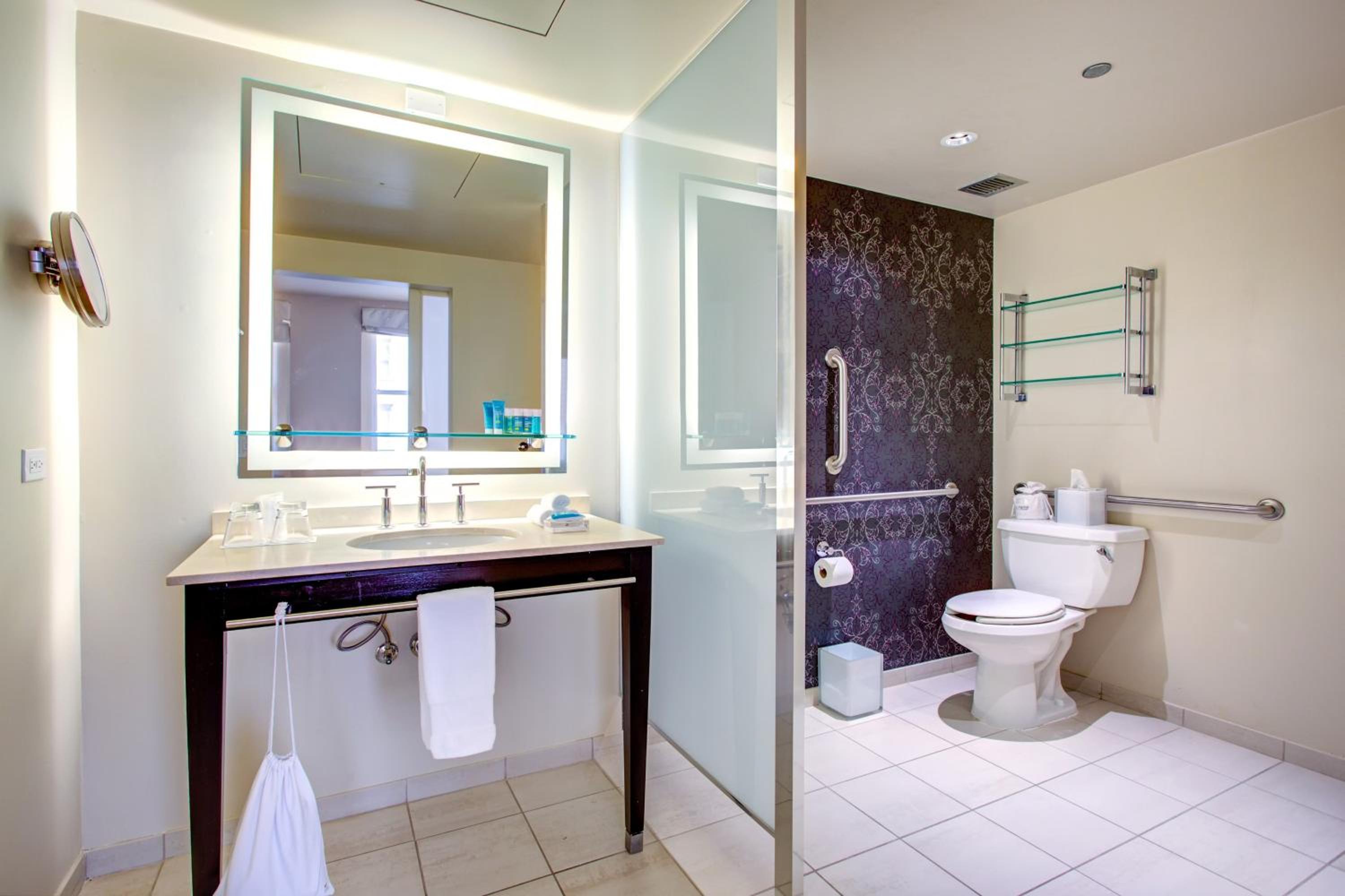 Deluxe King Room with Adapted Tub - Mobility Accessible thumbnail 5