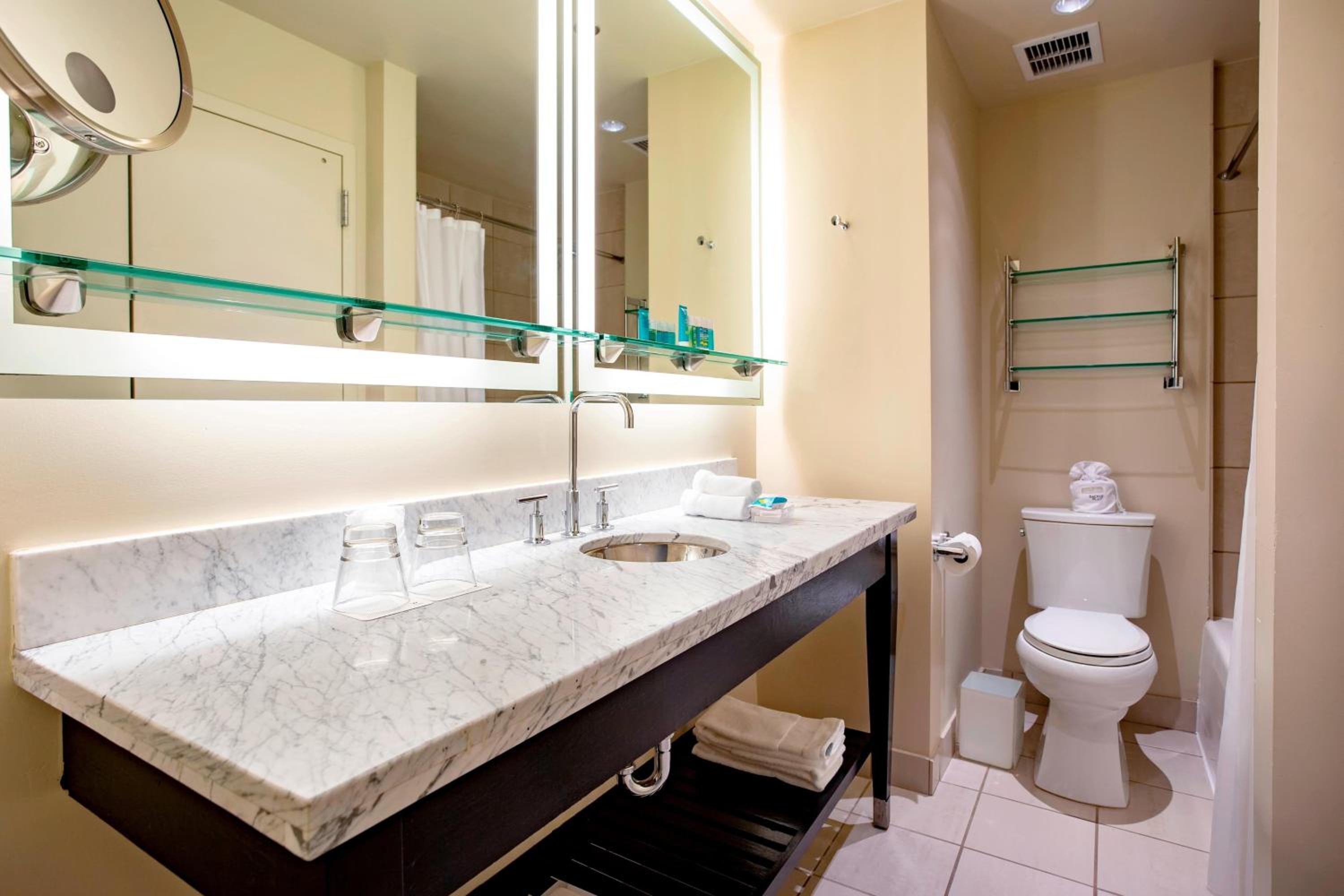 Premium Double Room with Two Double Beds thumbnail 5