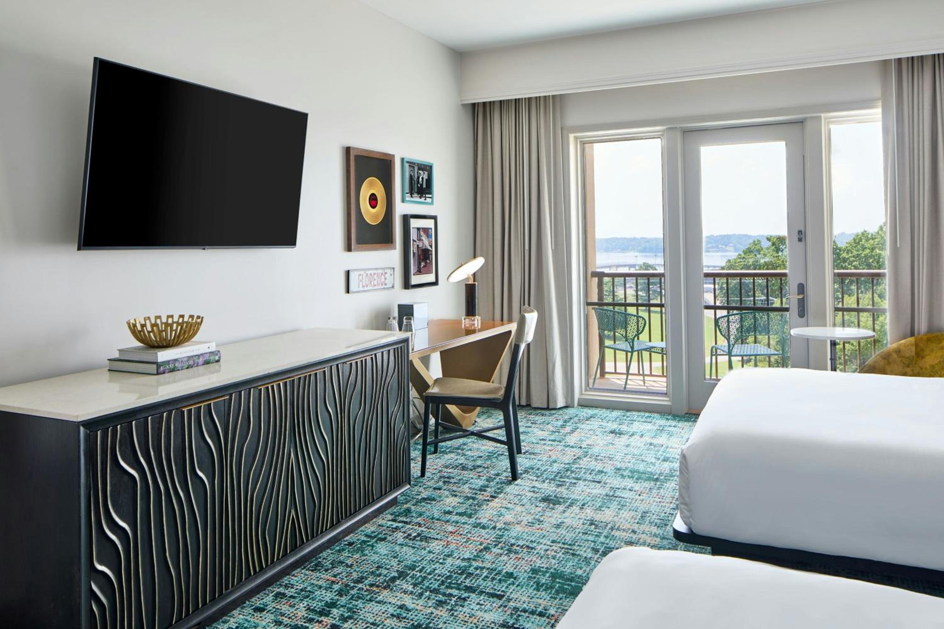 Queen Room with Two Queen Beds and Balcony - Photo 5