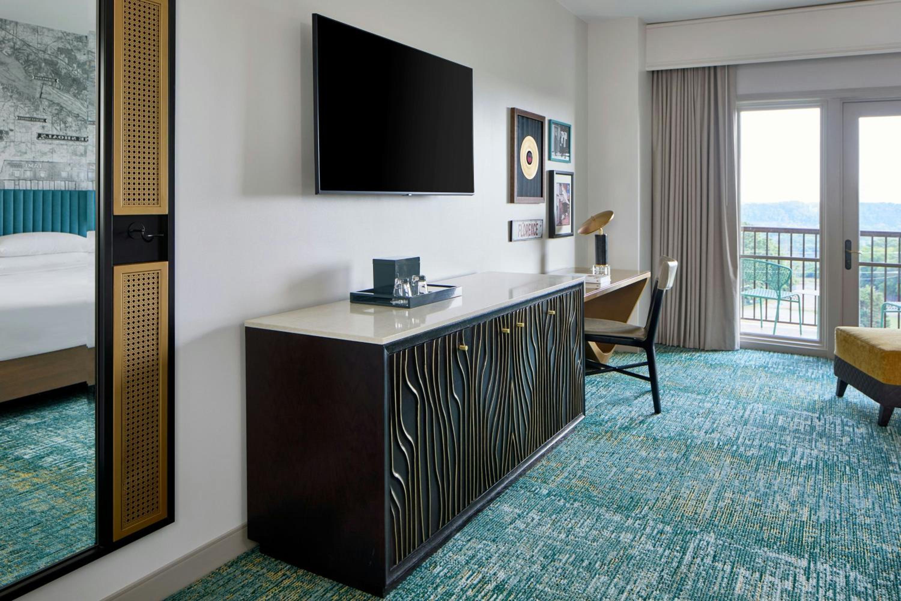 King Room with Balcony and Pool View - Photo 4