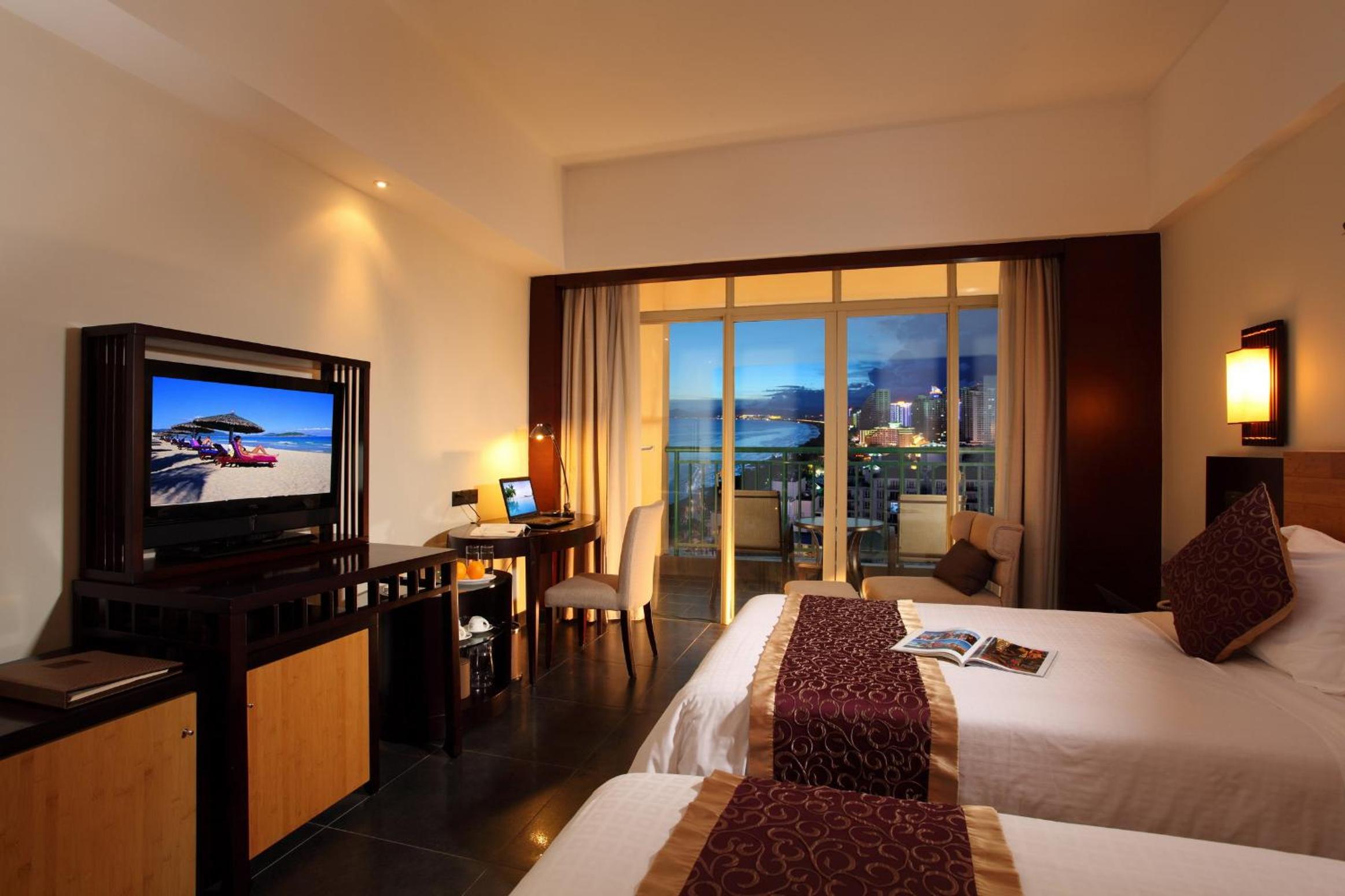 Deluxe Twin Room with Side Sea View photo 3