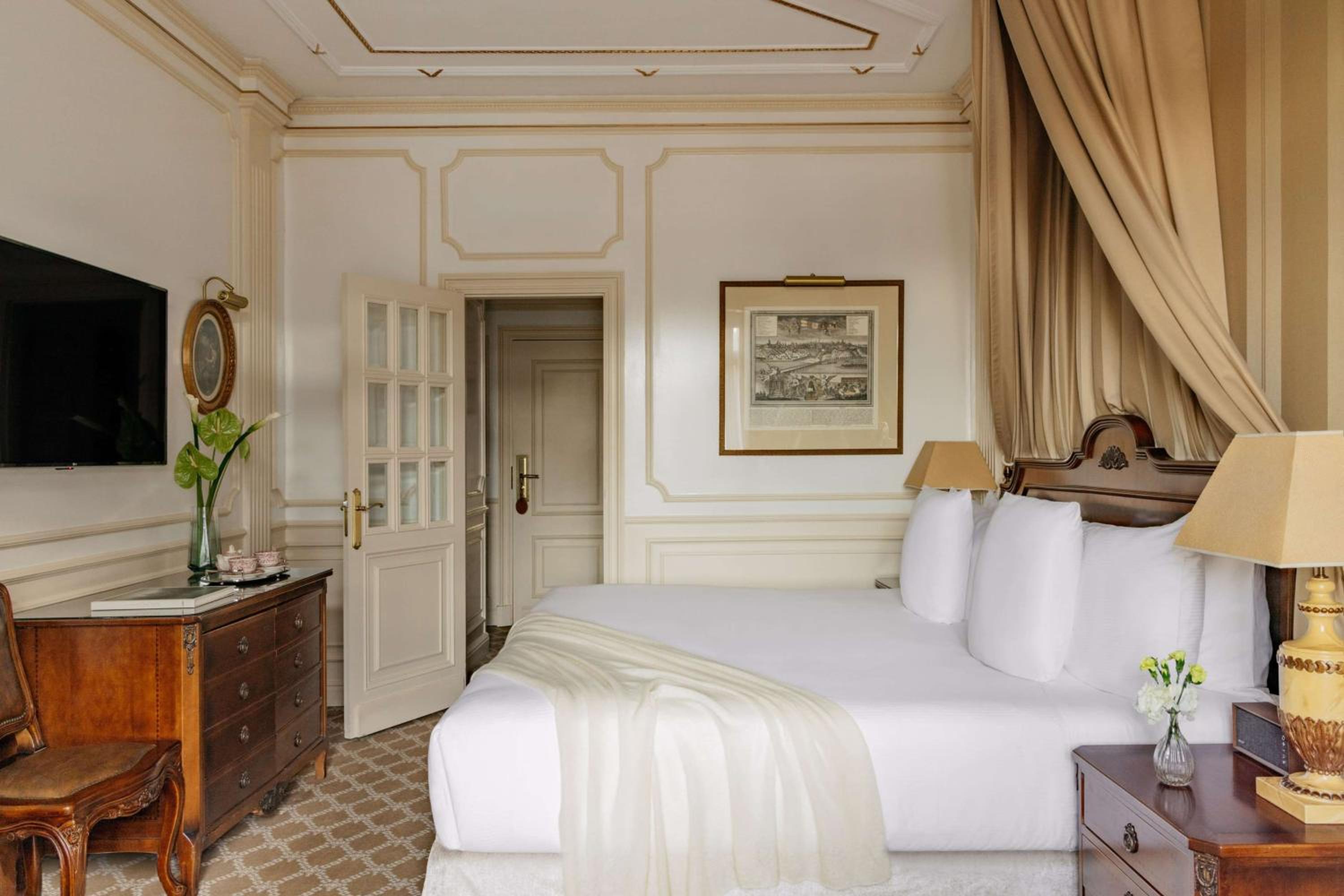 Supreme Connecting Room