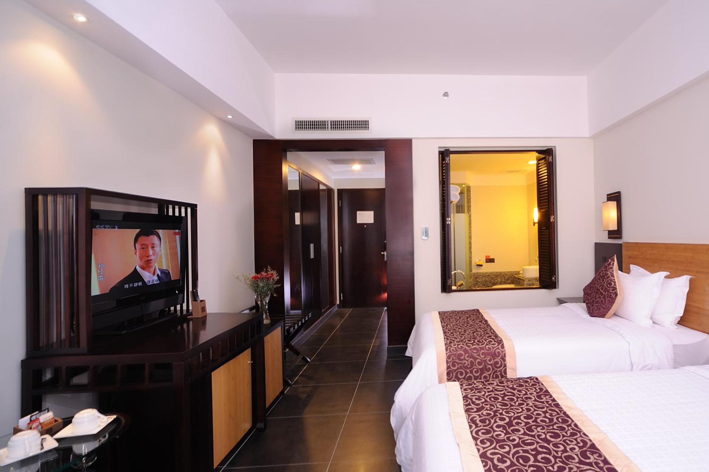 Deluxe Twin Room with City View - Photo 9
