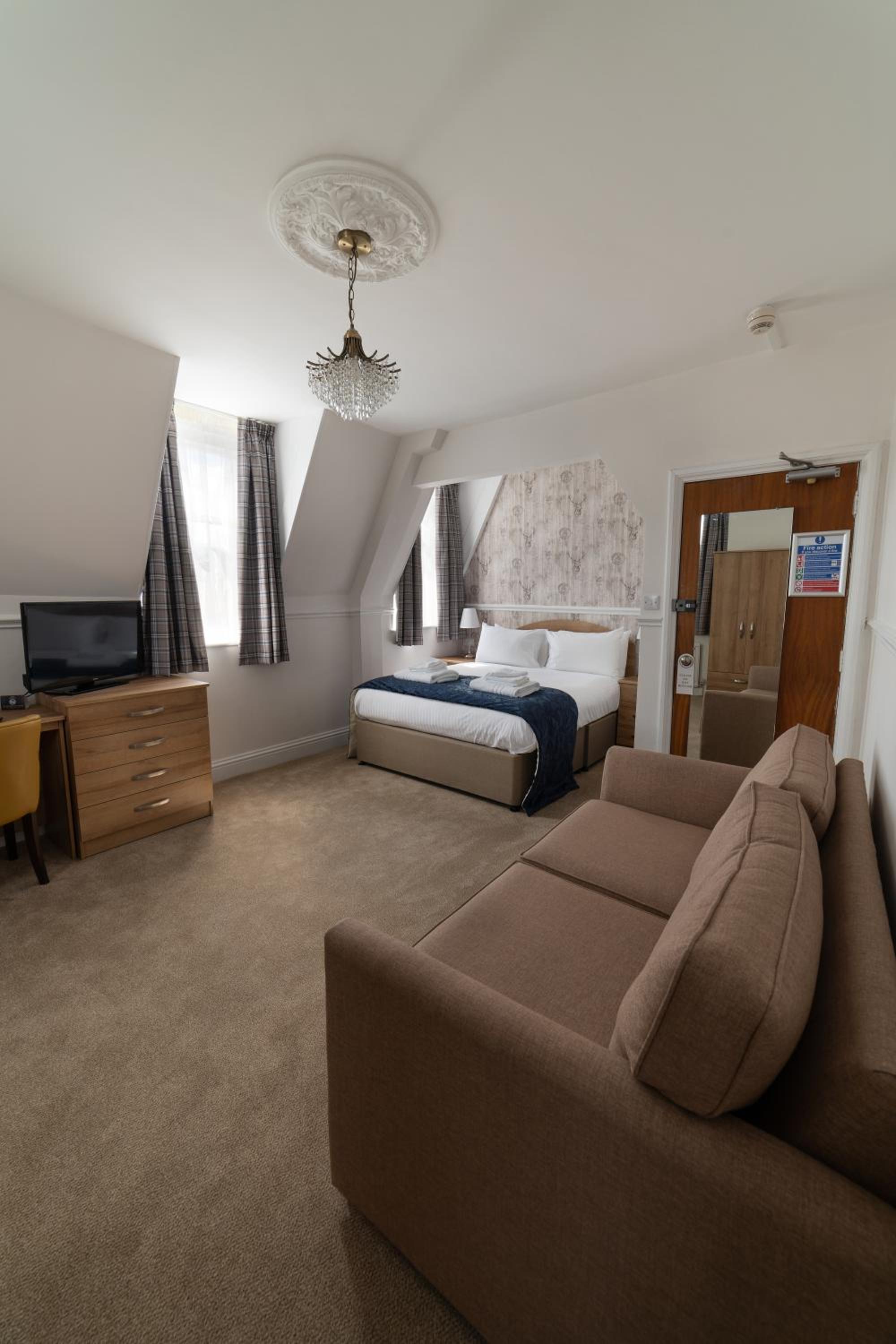Family Room with One Double Bed and One Single Bed - Non-Smoking - Photo 4