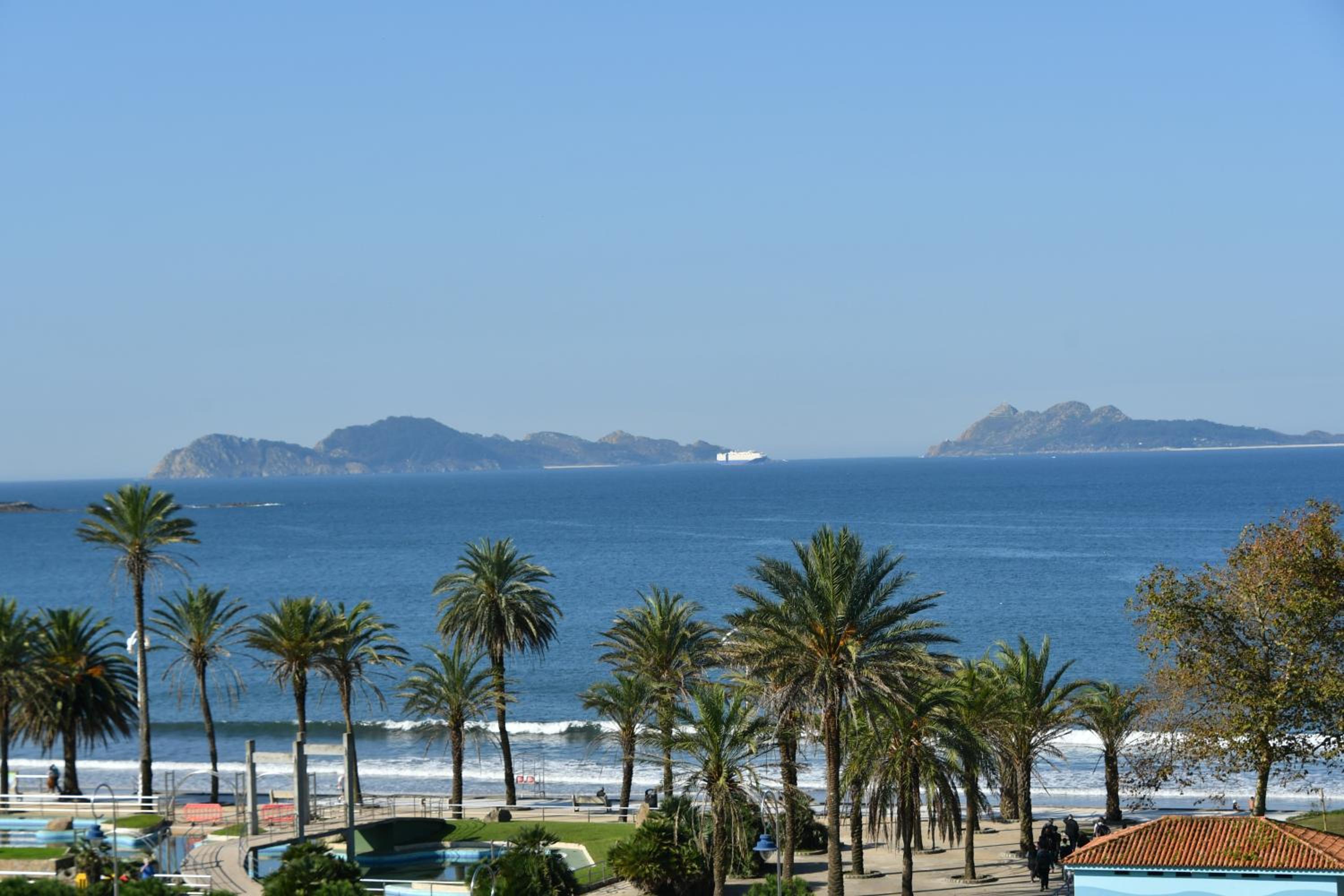 Two-Bedroom Apartment - frontal sea views - Photo 7