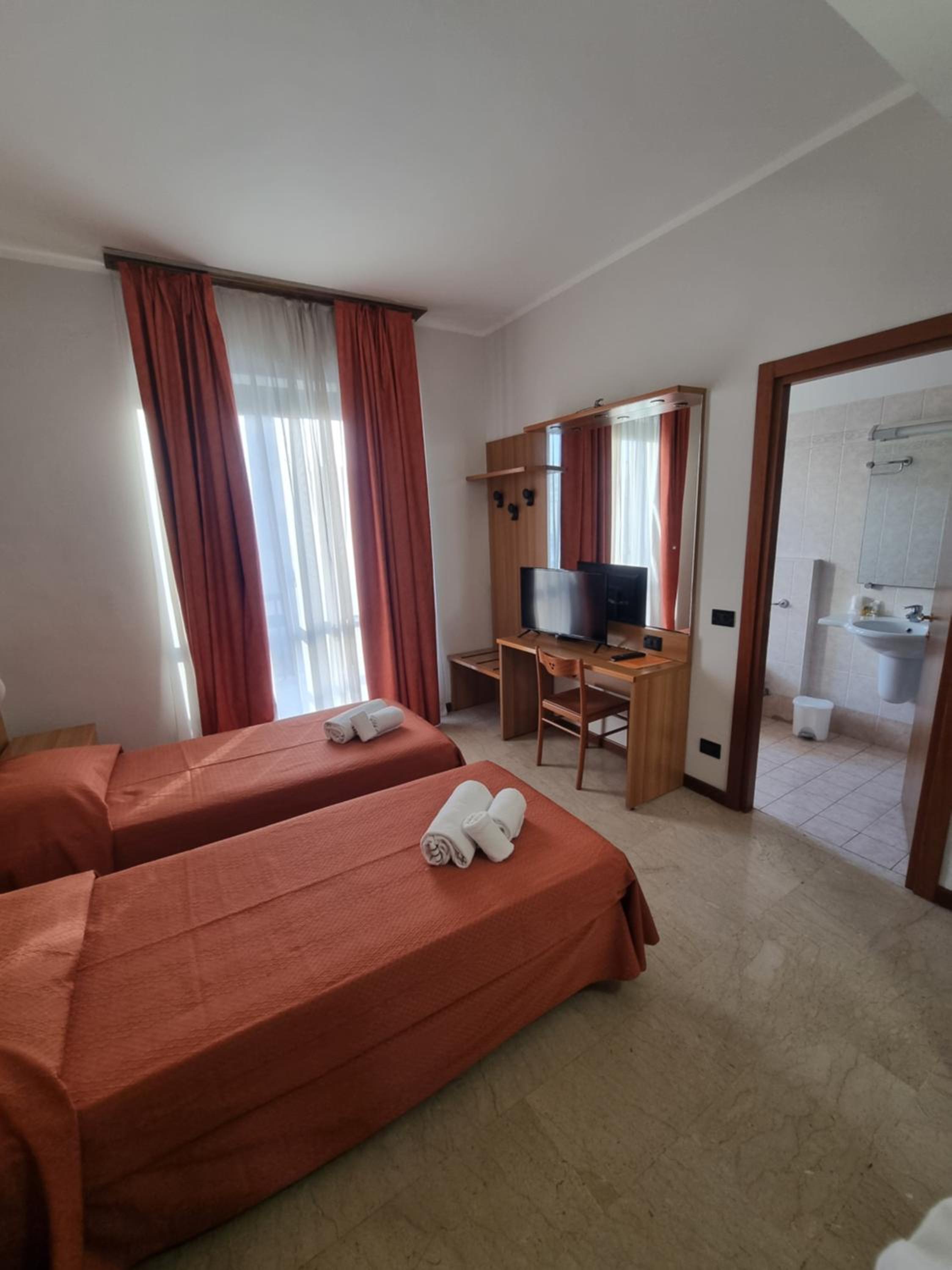 Standard Twin Room photo 2