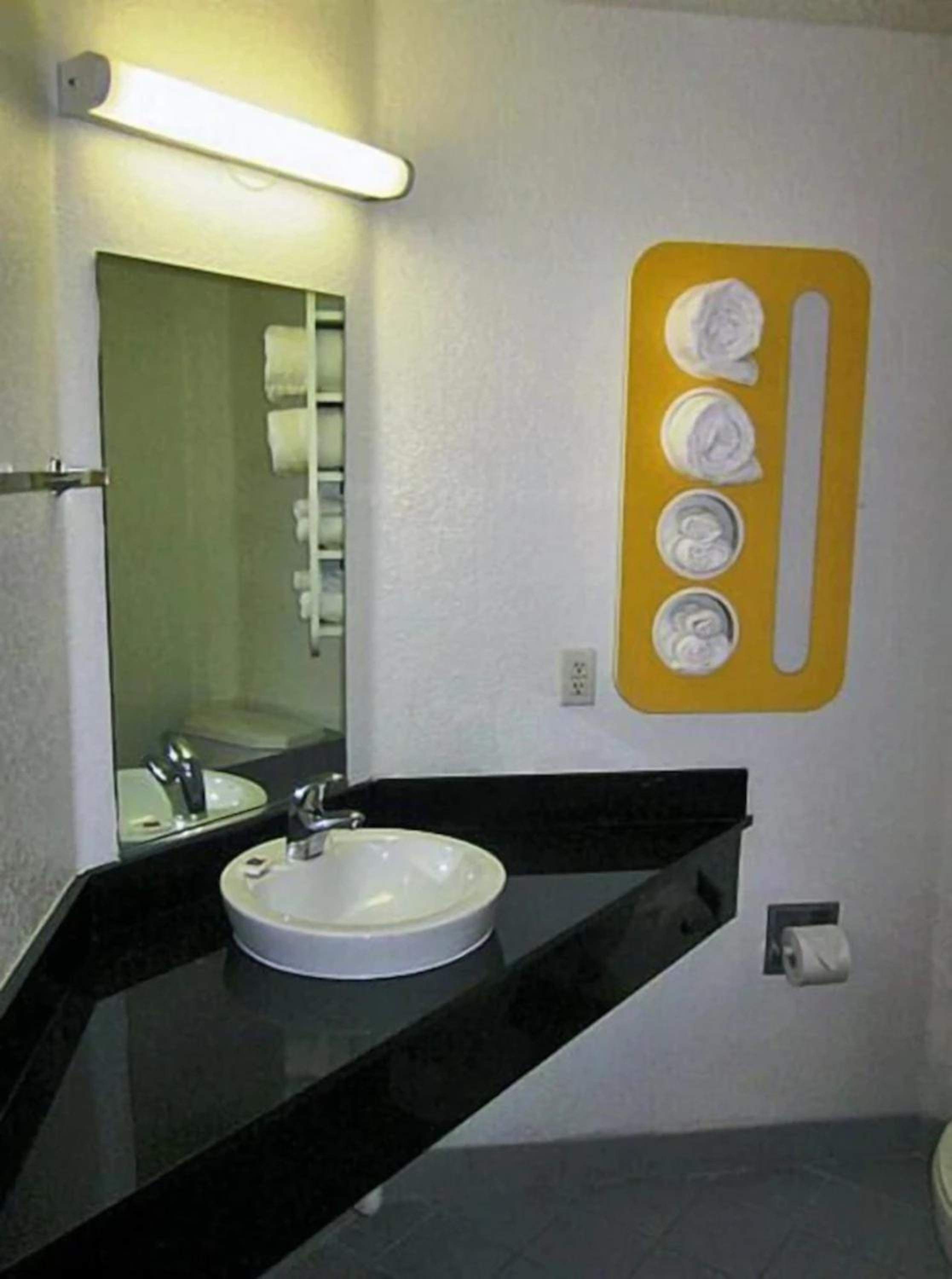 Queen Room - Disability Access - Roll in Shower photo 2
