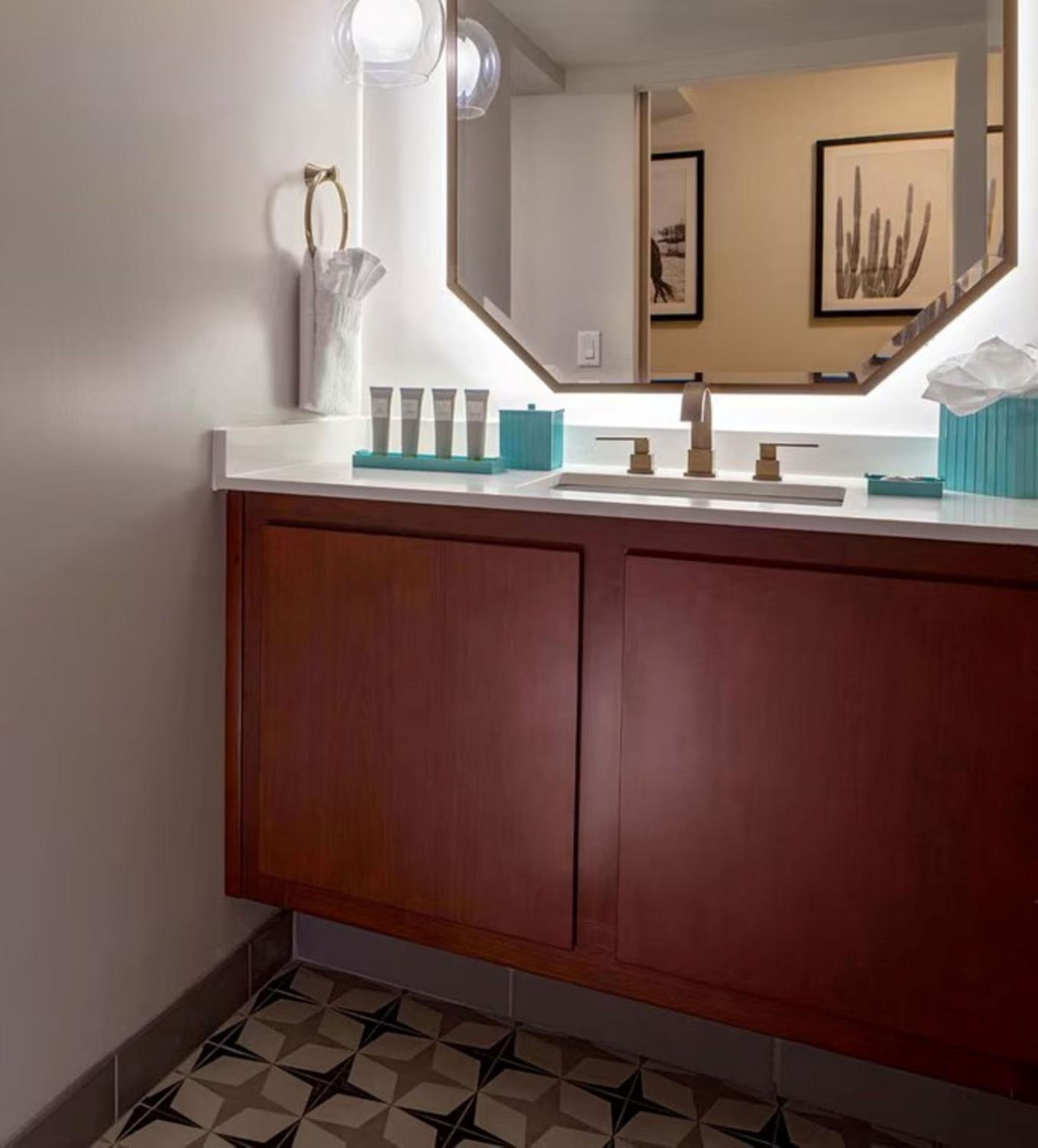 Oversize Guest room with 1 King - Photo 1