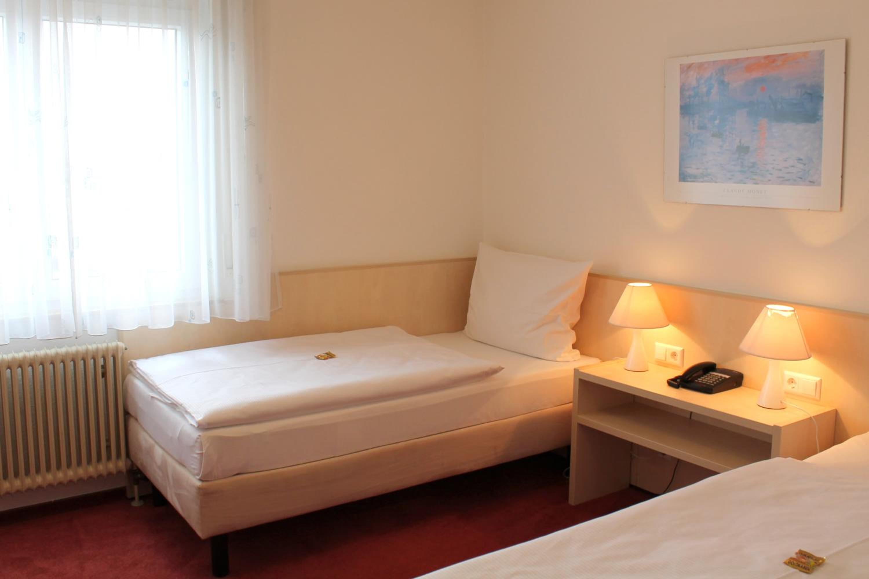 Twin Room - Photo 4