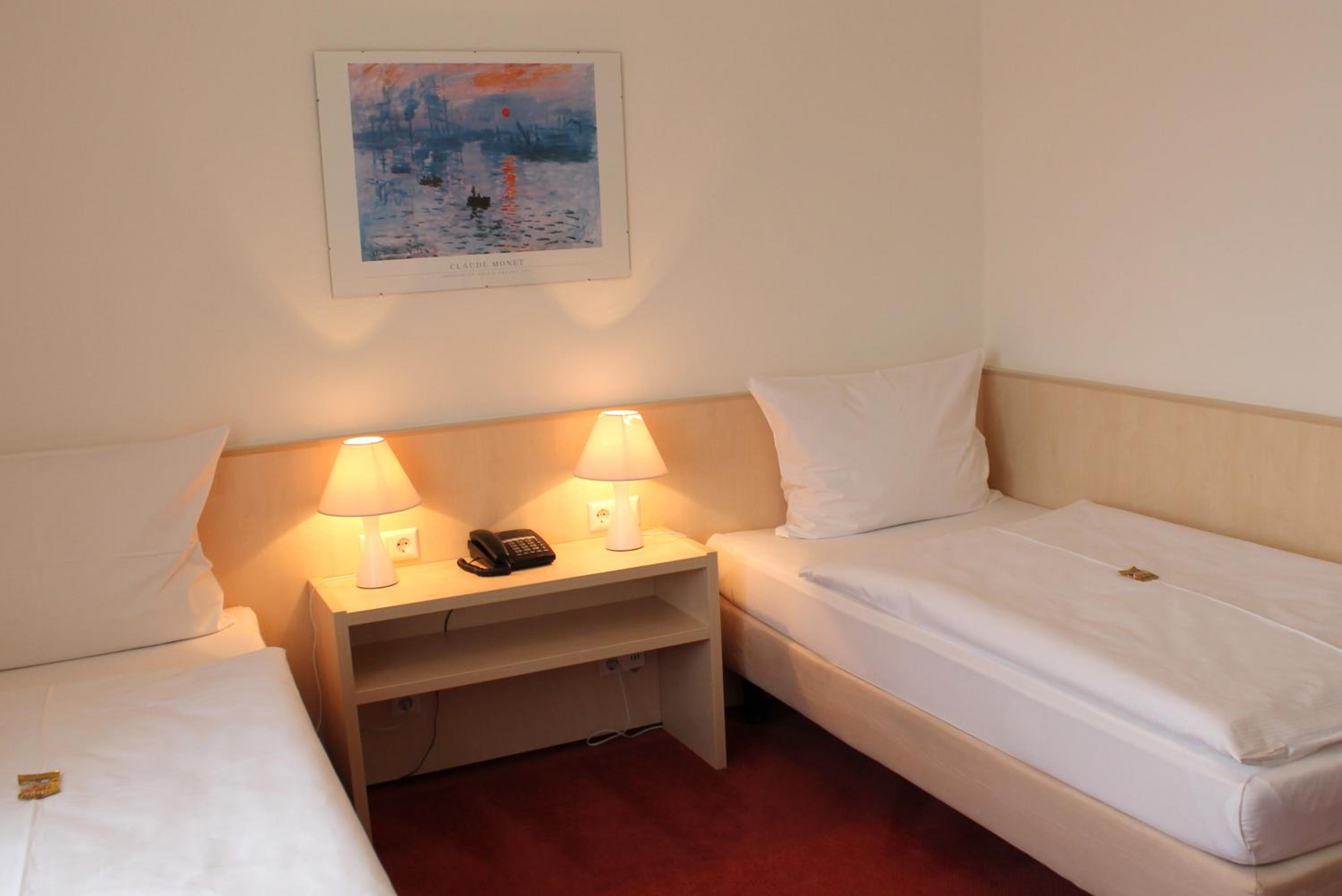 Twin Room - Photo 2