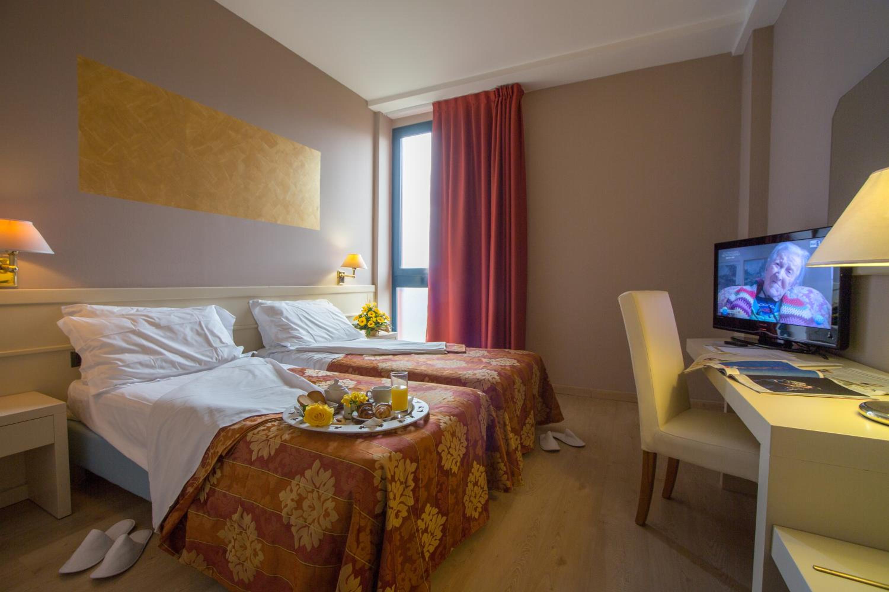 Standard Twin Room - Photo 2