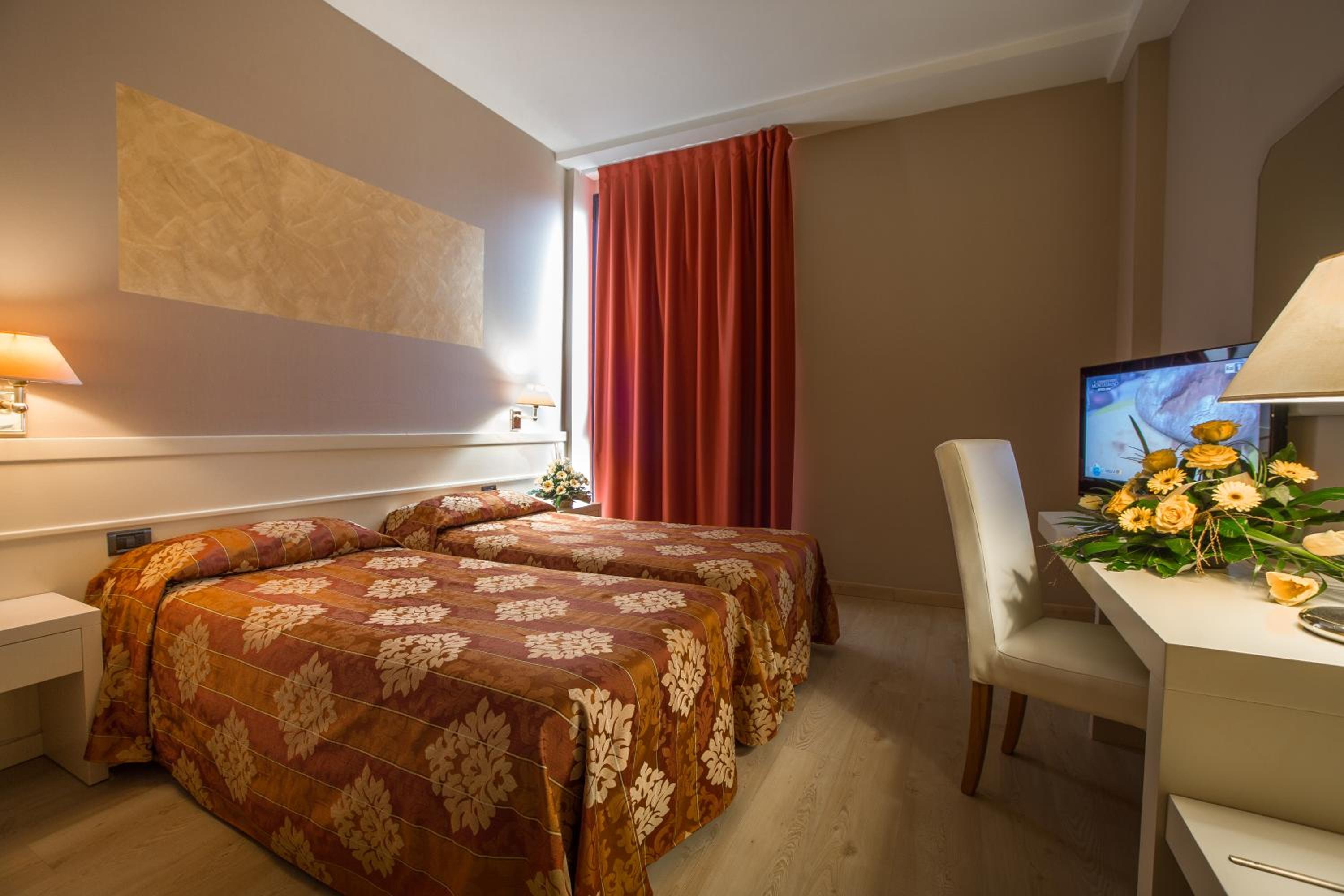 Standard Twin Room - Photo 1