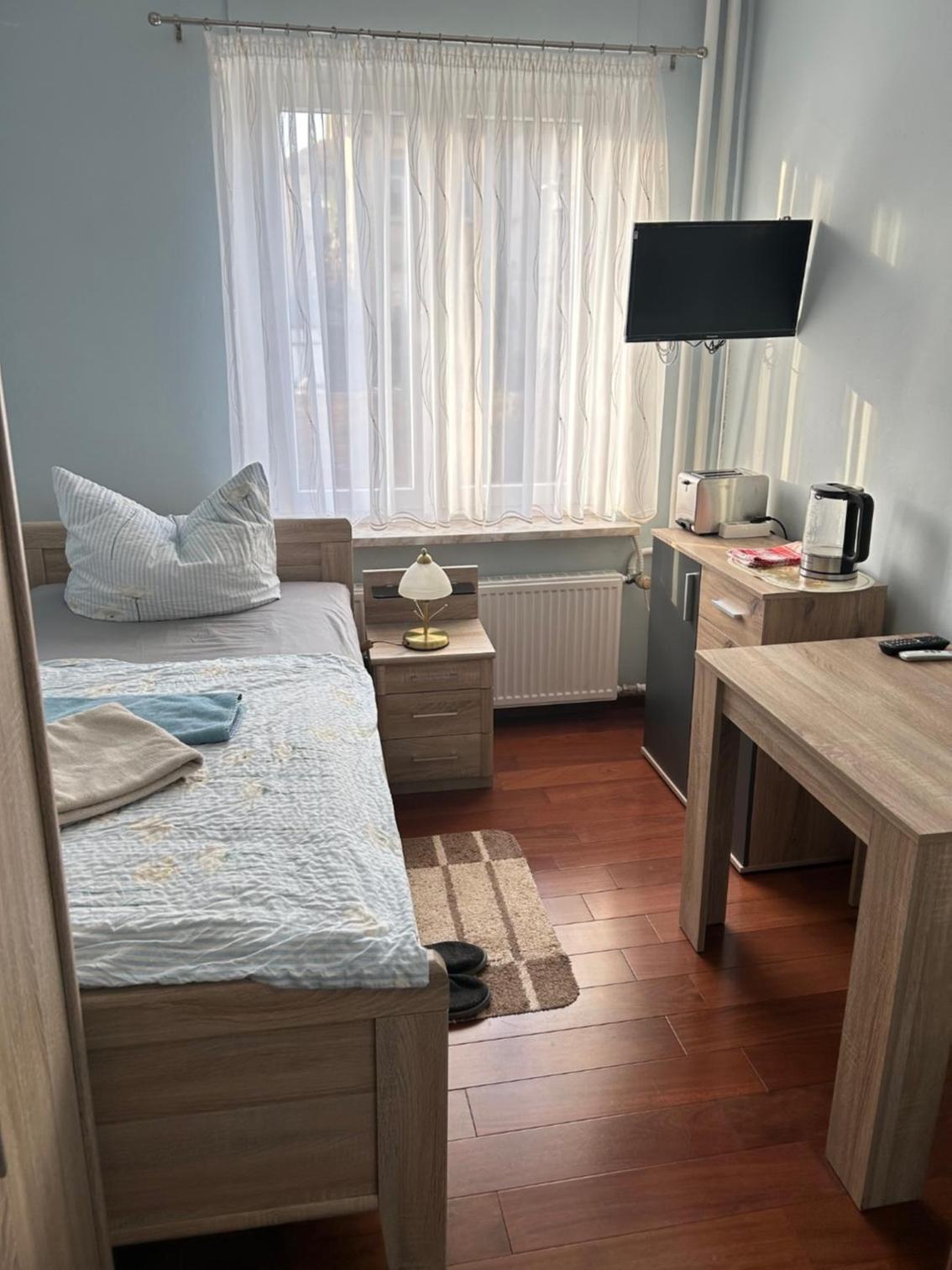 Single Room with Bathroom photo 2