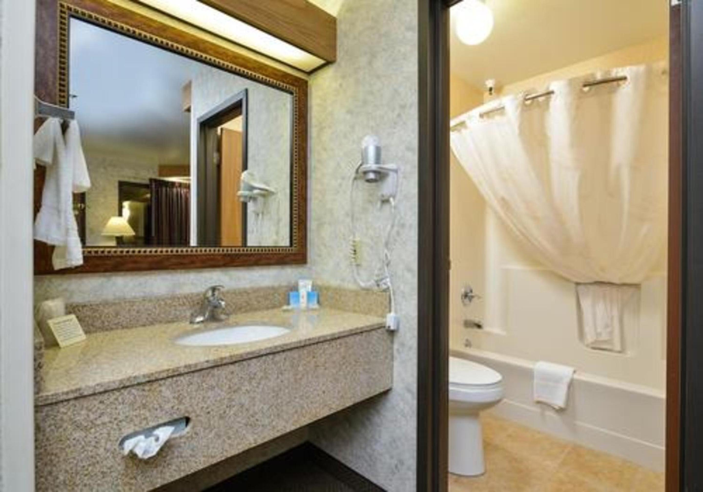 Quadruple Room - Disability Access - Roll in Shower photo 3