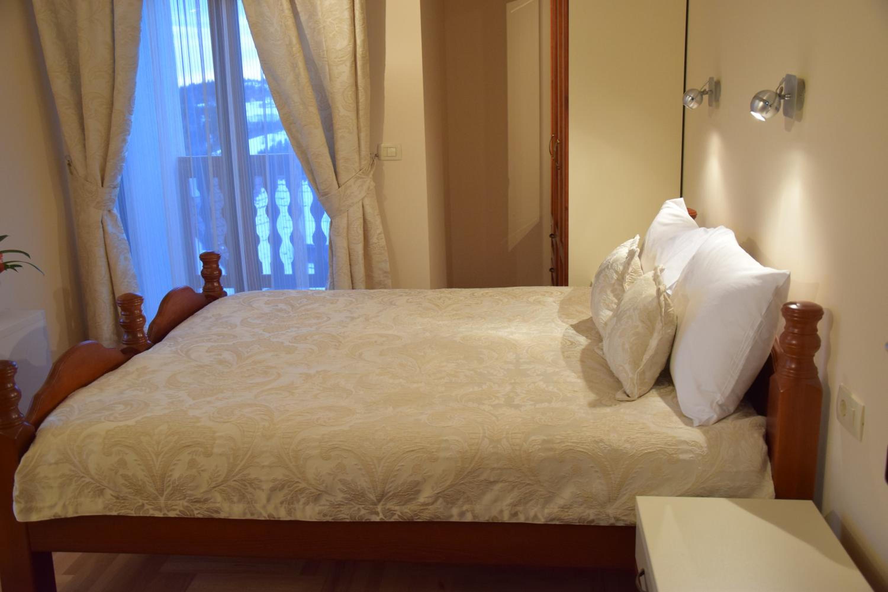 Standard Double Room - Photo 8
